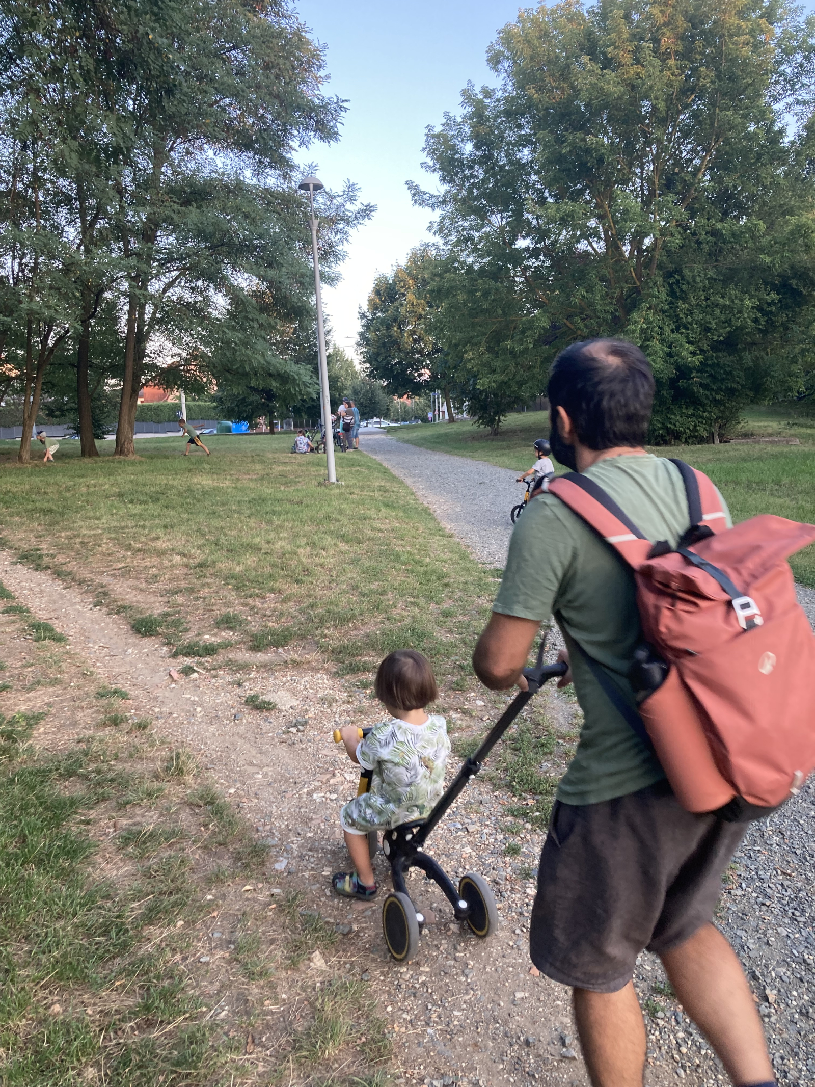 La 2 minute de padure, parc si un rau. Se pot face plimbari, se pot inchiria biciclete din apropiere ...