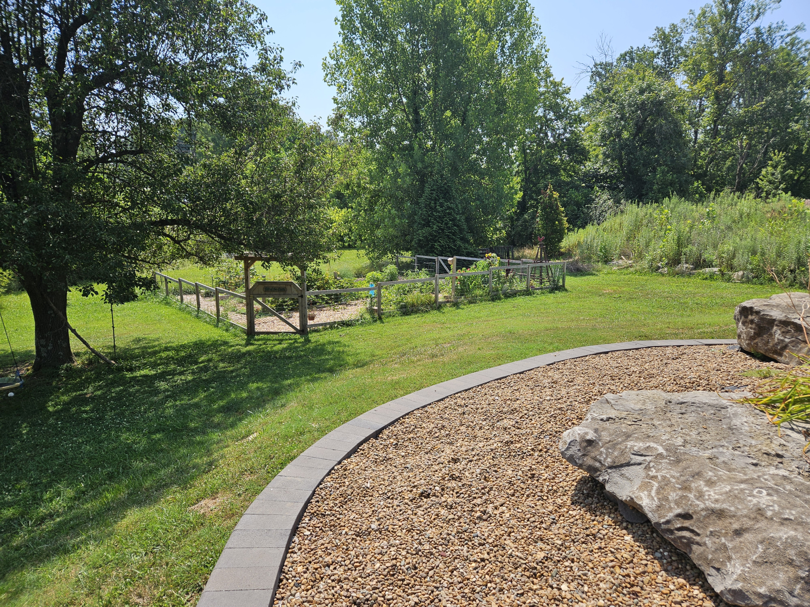 C’est une vue de l’arrière de la piscine donnant sur notre jardin.