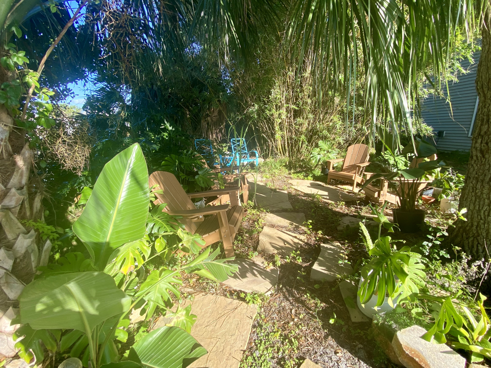 Côté nord de la maison. Sièges isolés pour 6 personnes.