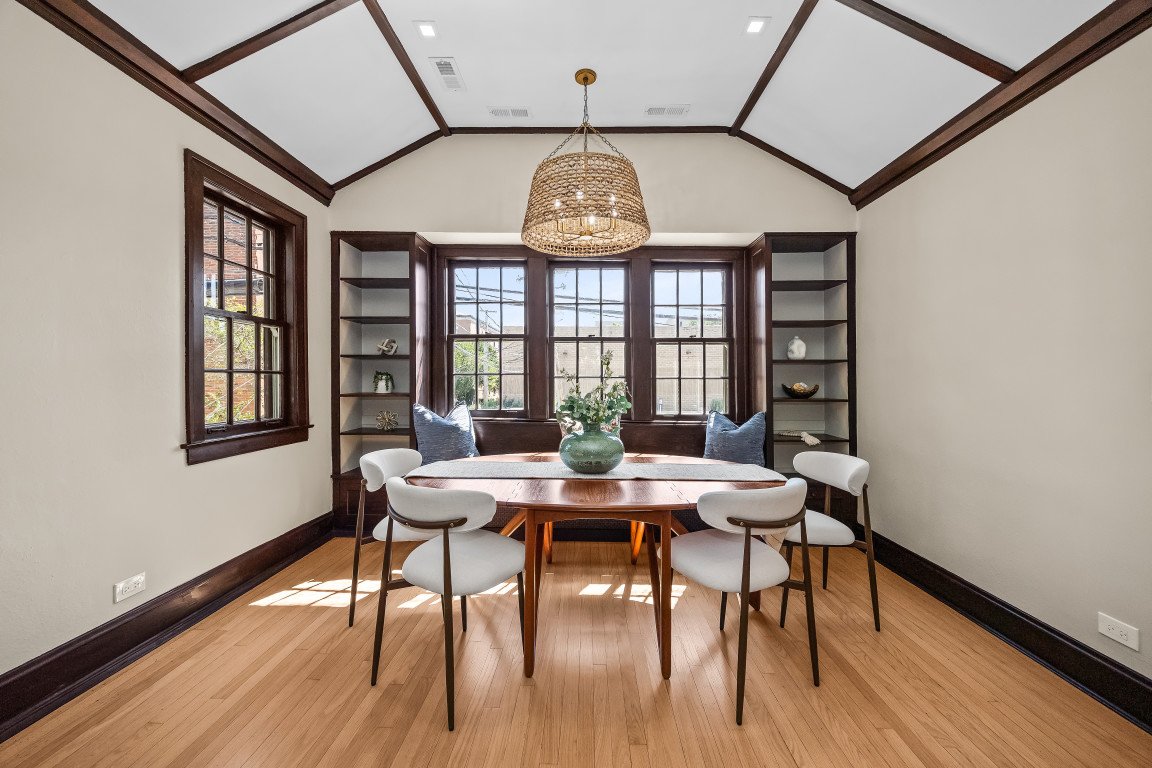 Charming coach house in college town minutes from Chicago