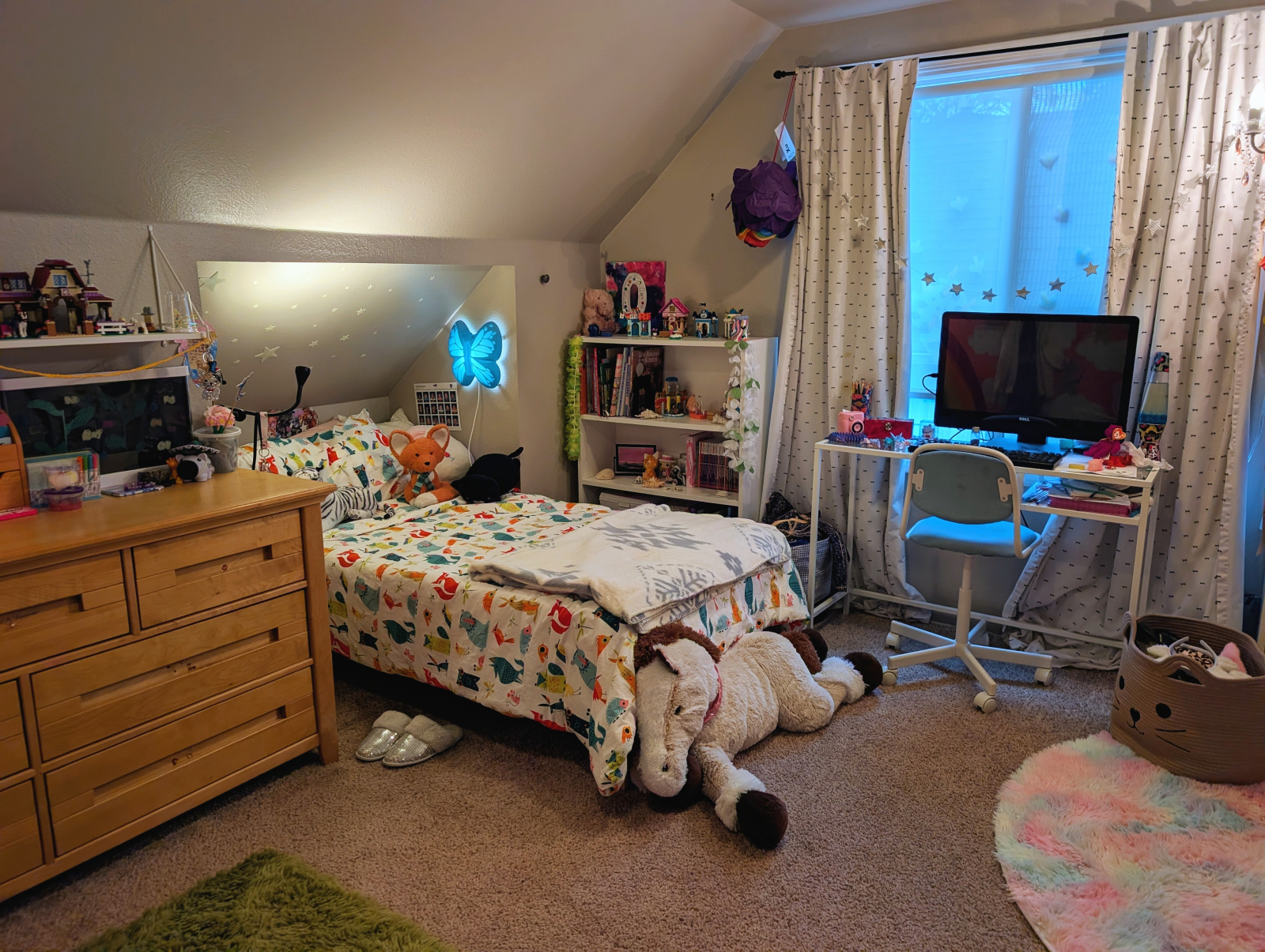 Bovenverdieping kinderkamer met een eenpersoonsbed en vloerruimte voor een luchtbed.