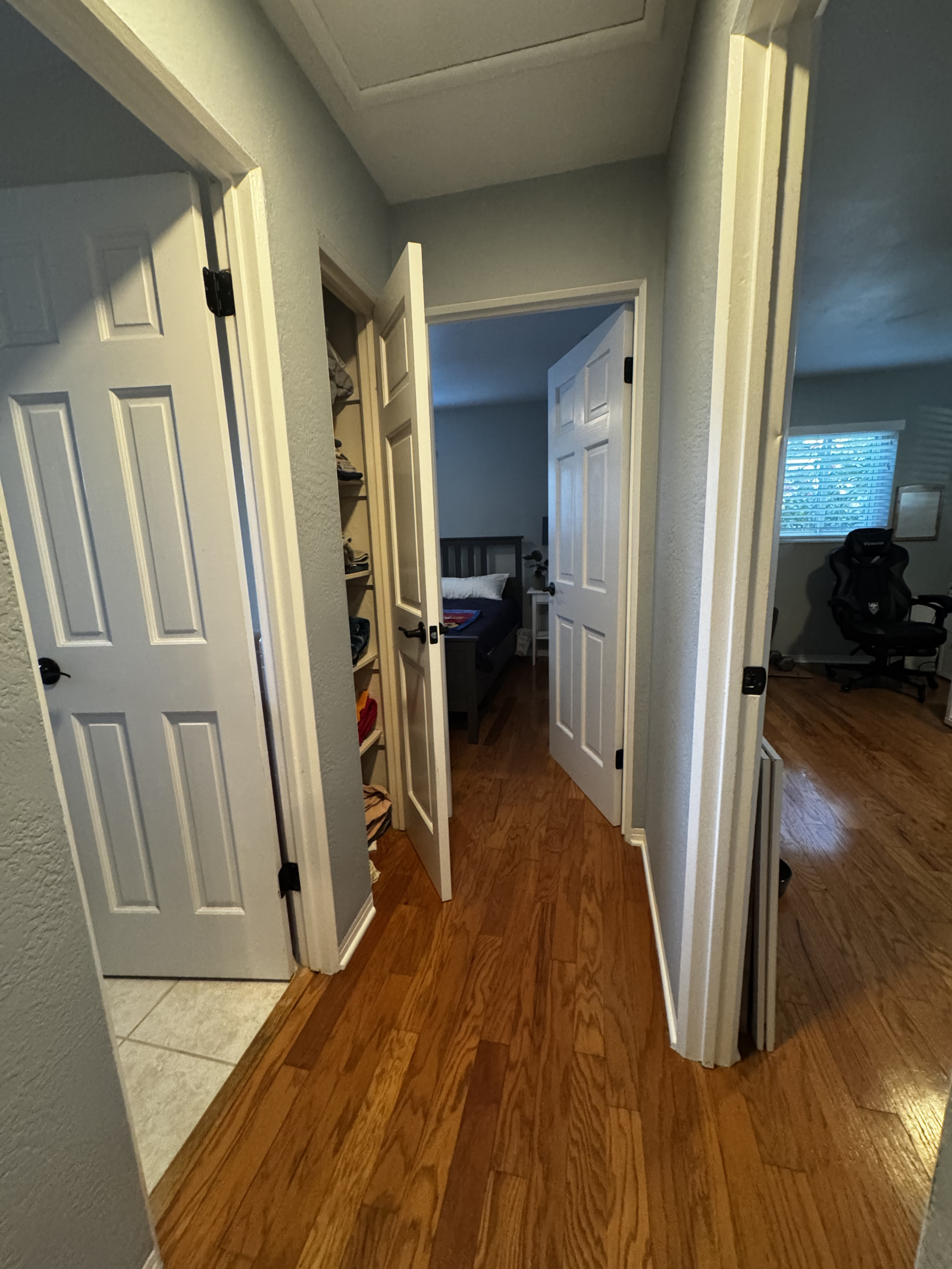 Eine Seite des Hauses verfügt über 2 Schlafzimmer und ein Vollbad (mit Badewanne)