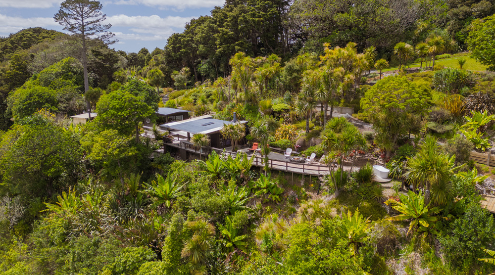 À l’extrême gauche (sous le grand pin) se trouve la salle de bain, puis la chambre et la cuisine/sal ...