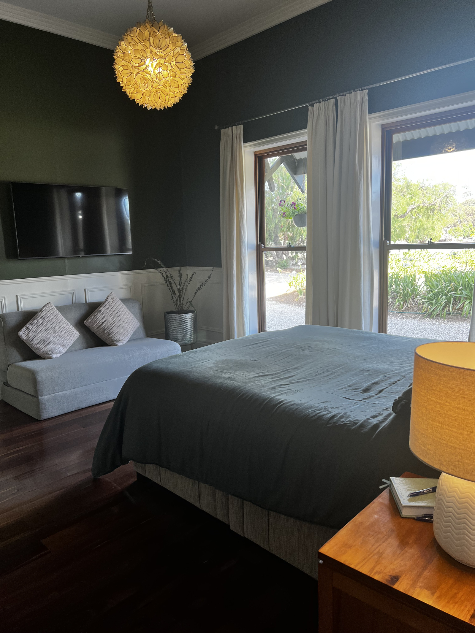 Chambre principale, grand canapé-lit sur la photo et télévision intelligente 55"