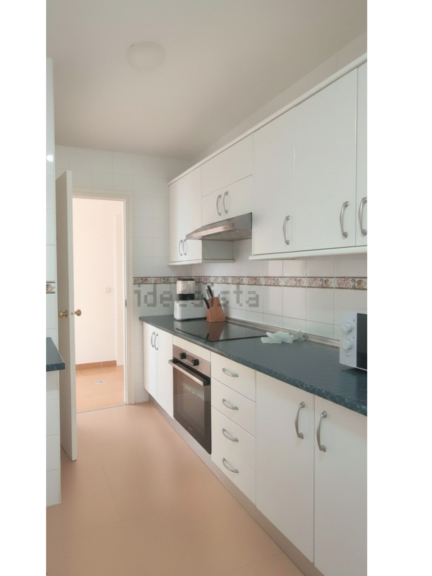 Zongekust strandgeluk in Spanje. Oase met 2 slaapkamers en privétuin, zwembad en eindeloze kustcharme.