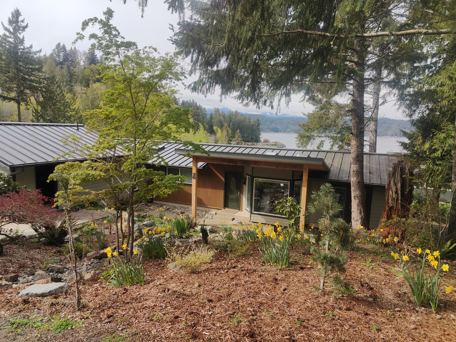 Kijk uit over de fjord die alleen op het Amerikaanse vasteland te vinden is in ons onlangs gerenoveerde, ruime huis.