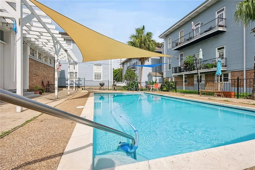 Piscina compartilhada do prédio do condomínio e casa da piscina.