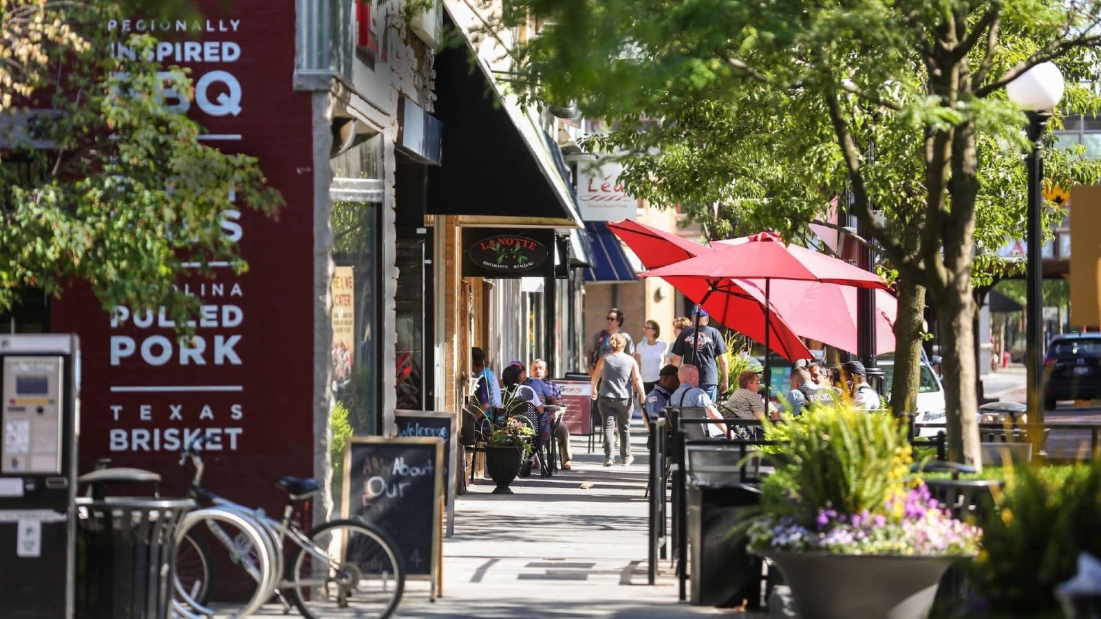 50+ restaurants, bars, and cafes in walking distance!