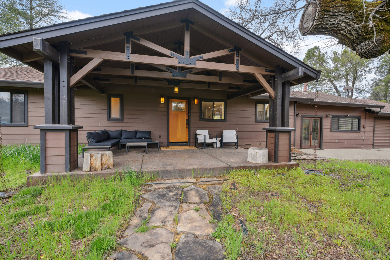 Veranda anteriore con comodi posti a sedere per gustare una tazza di caffè mattutina, ascoltare i pi ...