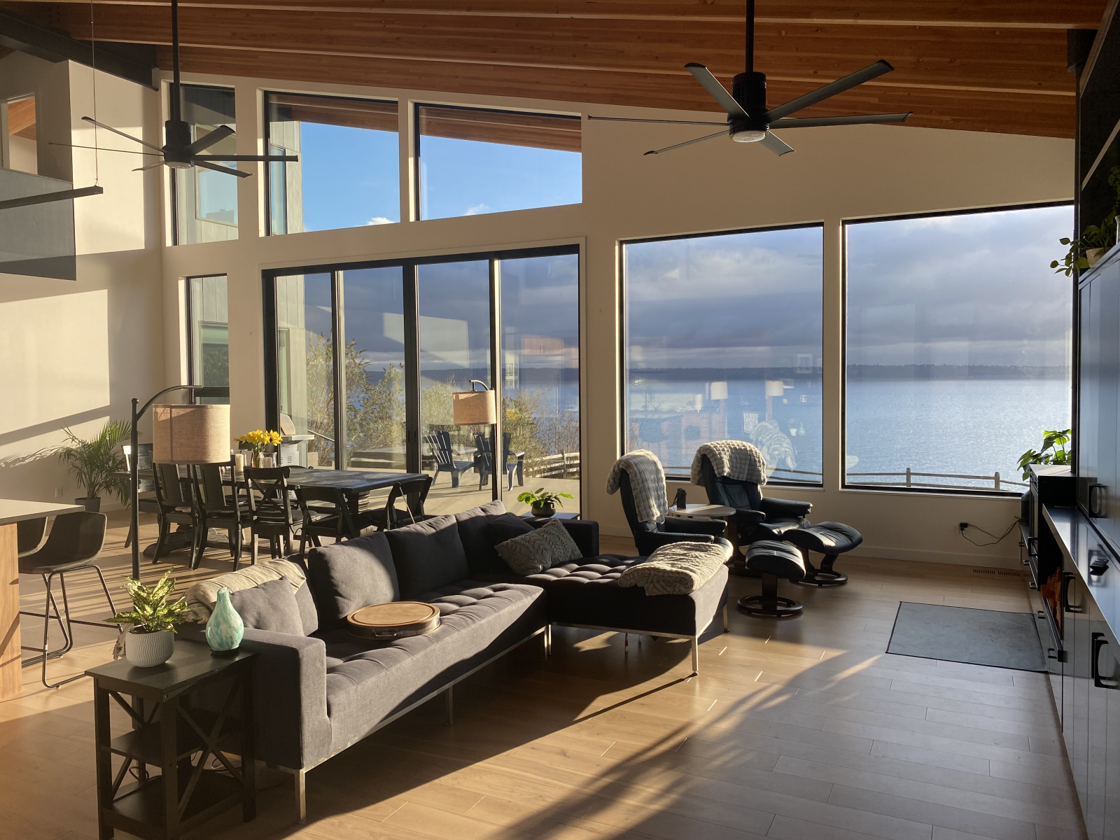 Nieuw huis met uitzicht op het water van Puget Sound en het centrum van Seattle