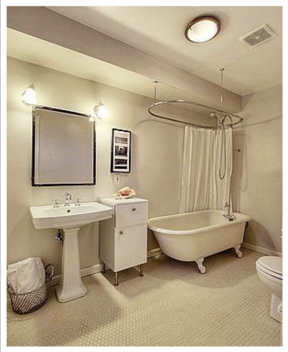 (Foto datata) La nostra casa ha un solo bagno, e ha una grande e graziosa vasca a piedi artigliati. Questa disposizione essenziale è com'era il nostro bagno quando ci siamo trasferiti. L'attuale configurazione include due armadi aggiuntivi, tra cui un "gato per gatti" con due lettiere, più una lettiera "bonus".