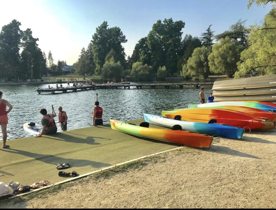Spiaggia di Green Lake: I visitatori possono noleggiare kayak e paddleboard a ore. I bambini possono pescare gratuitamente dal molo.