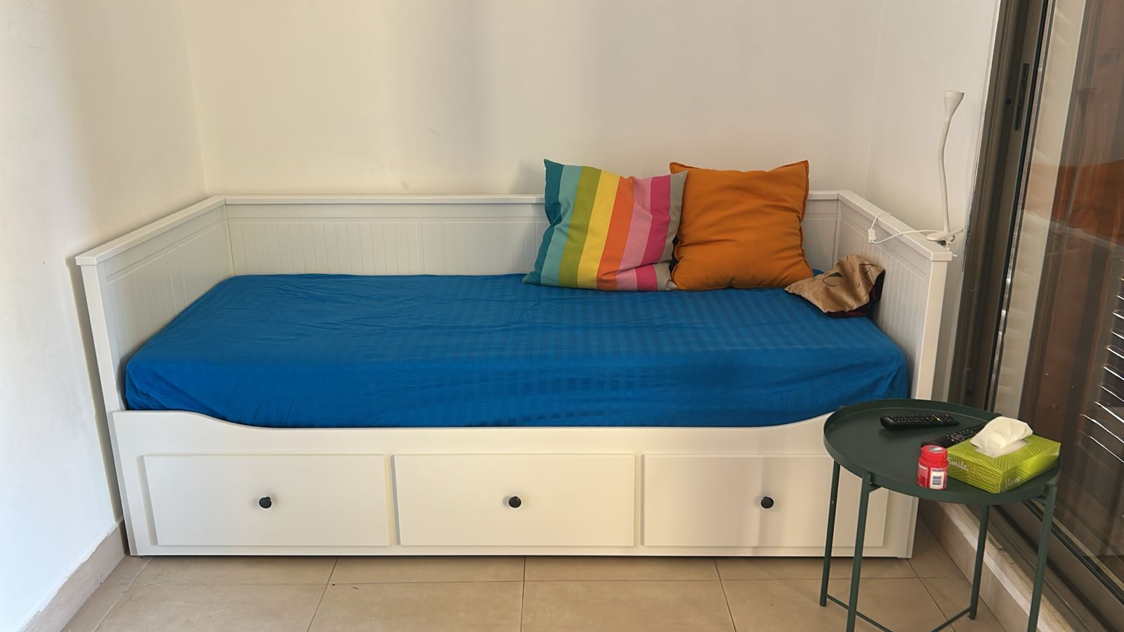 Kleine slaapkamer met een eenpersoonsbed of tweepersoonsbed, tv en terras.