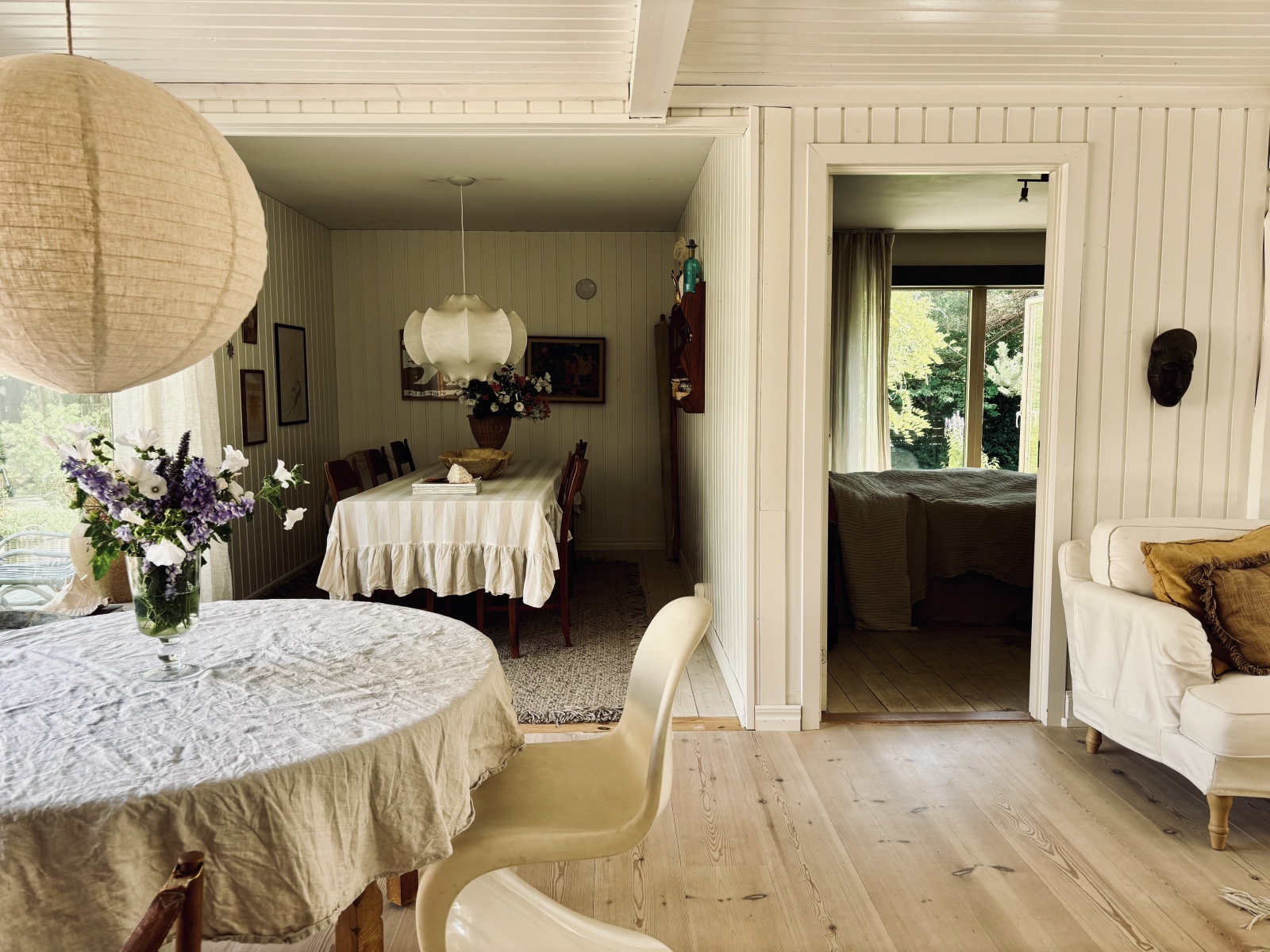 Social beach house by the most beautiful beach in Sweden. Close to nature, several white beaches, tranquility of Österlen and close to buzzing Copenhagen.