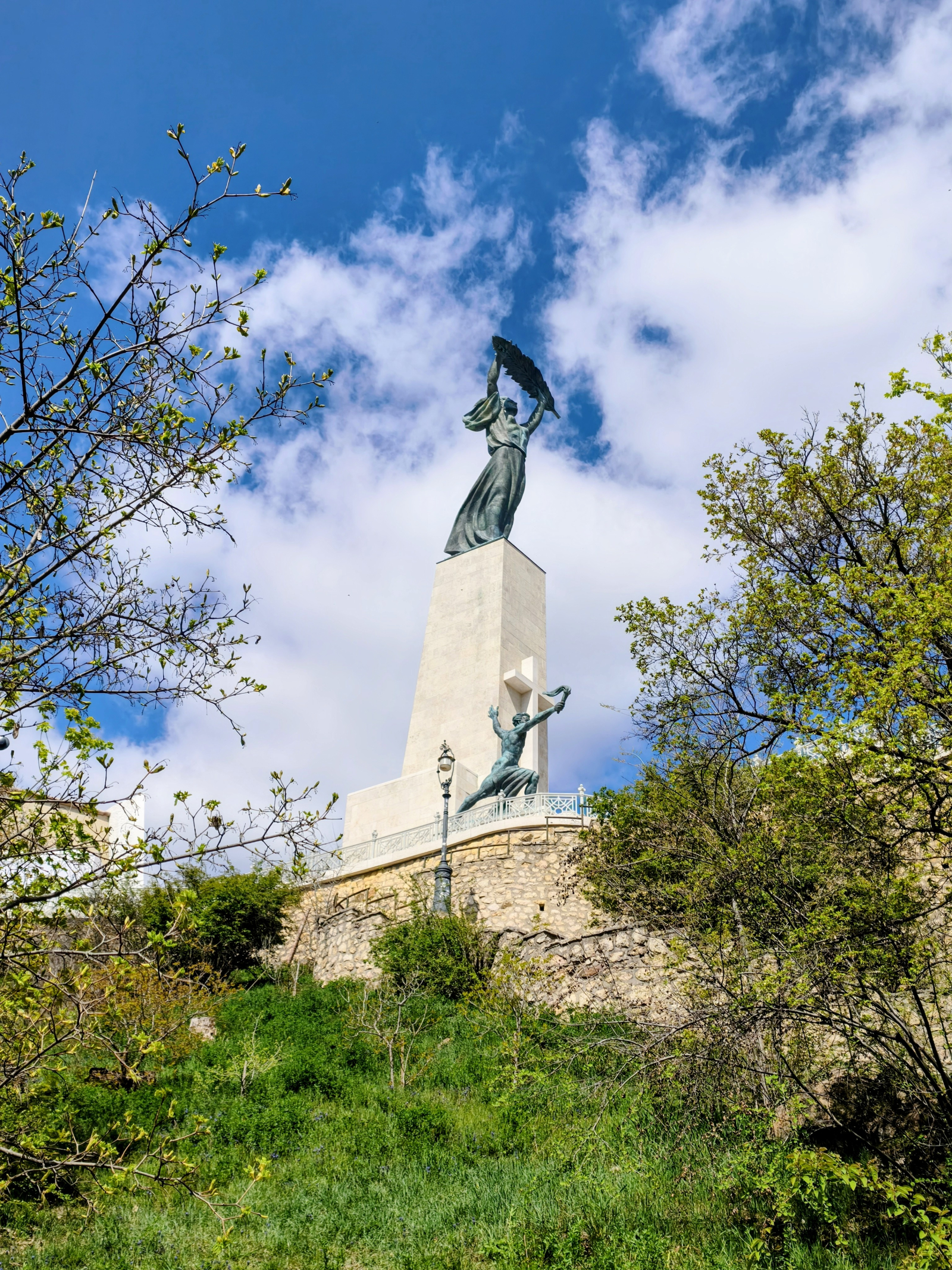 La statue de la Liberté sur la colline Gellert près de la forteresse de la Citadelle