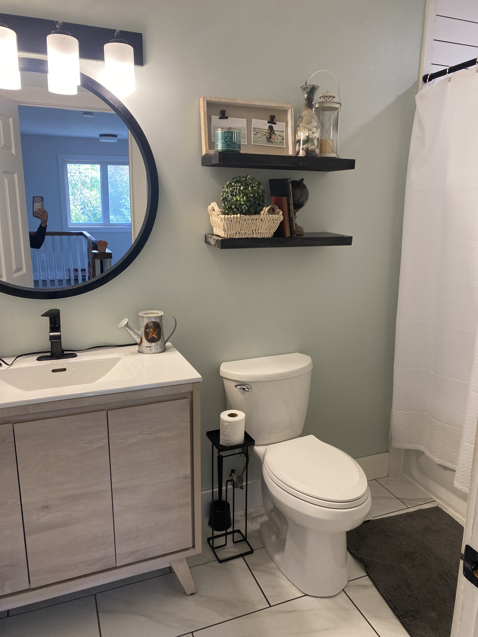 Hauptbad im Obergeschoss mit Badewannen-/Duschkombination