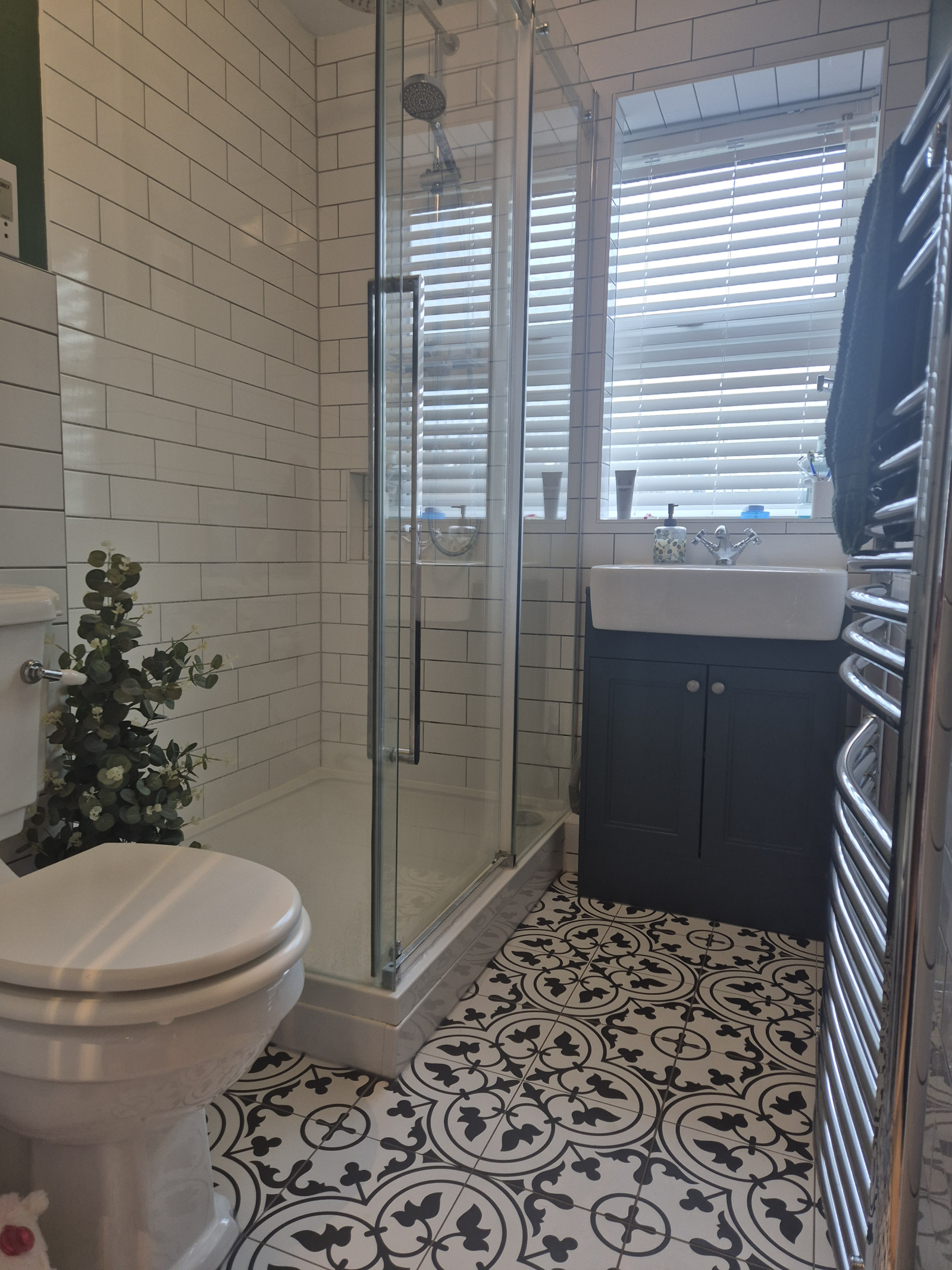 Baño privado. Cabina de ducha de alta presión con cabina de mano y ducha de lluvia.