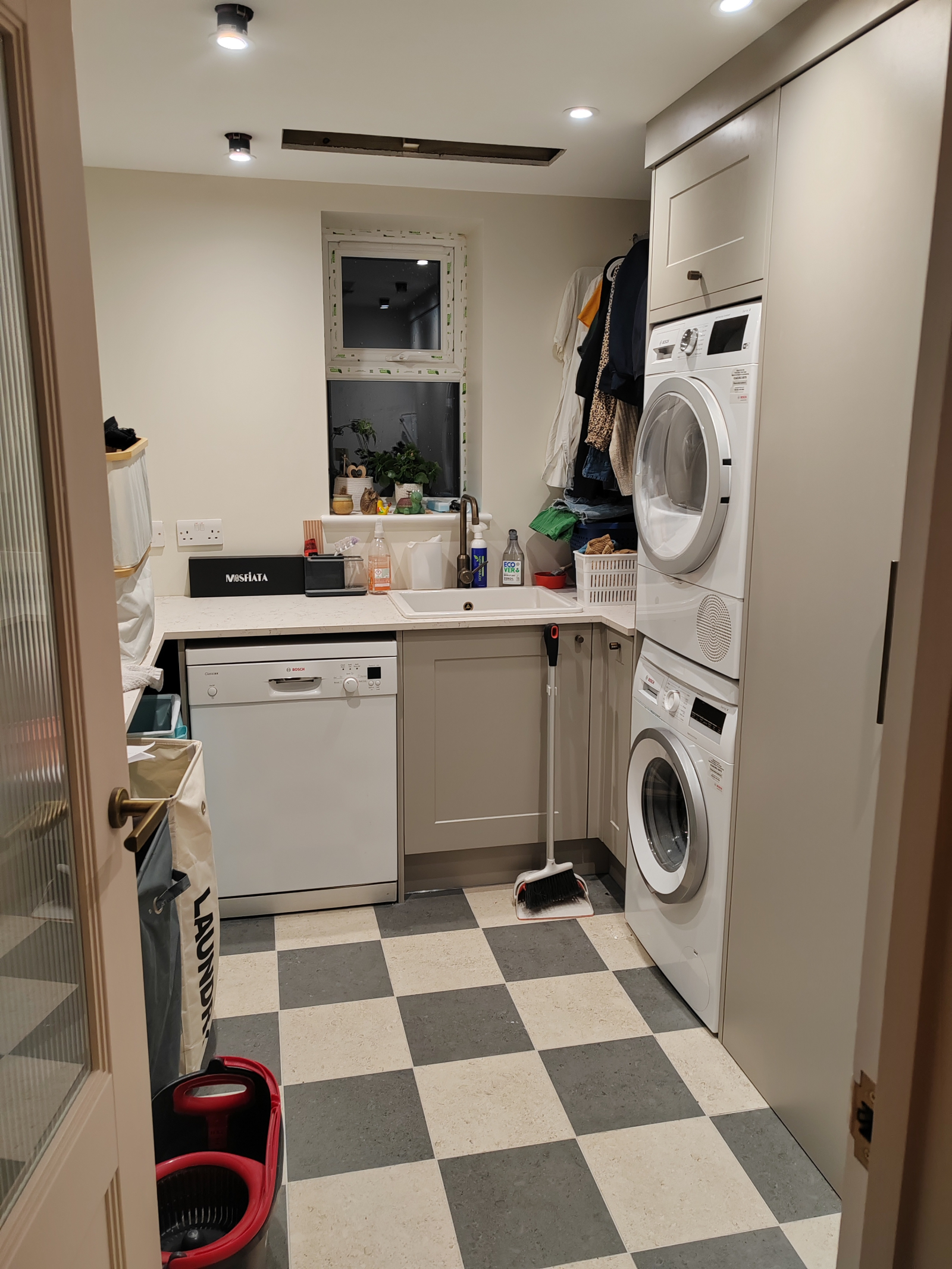 Washer and separate tumble dryer
Drying cupboard