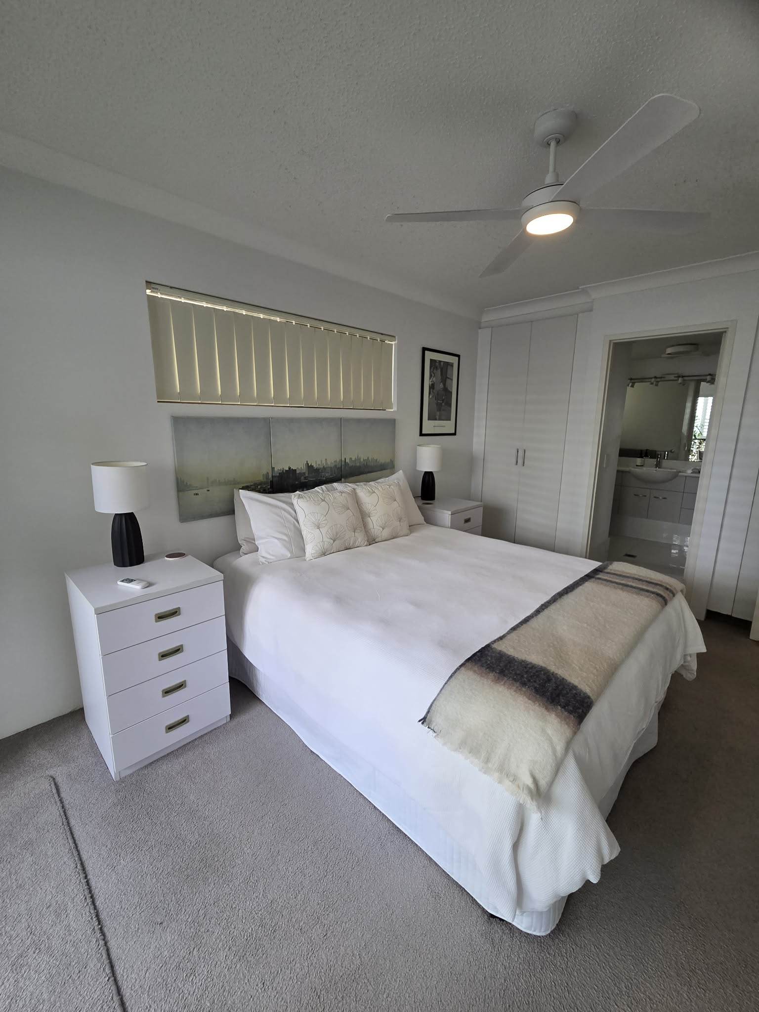 Hauptschlafzimmer mit Queen-Size-Bett und eigenem Bad
