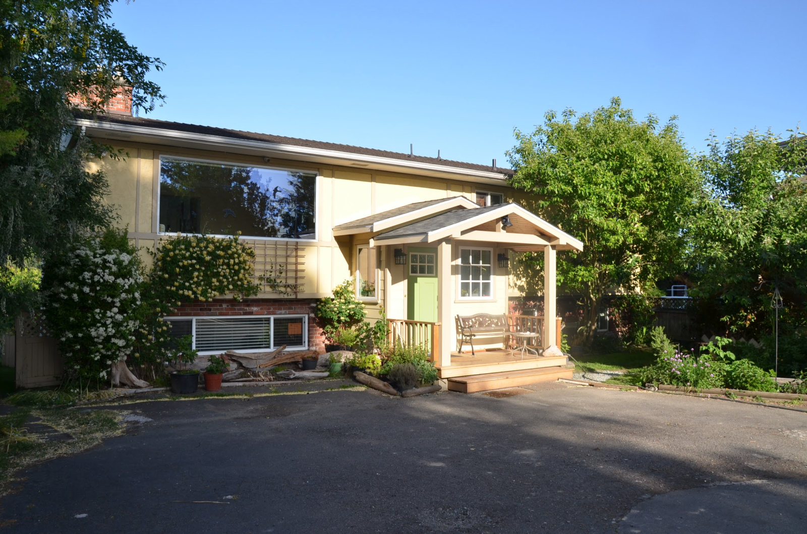 Há um amplo espaço de estacionamento na garagem.