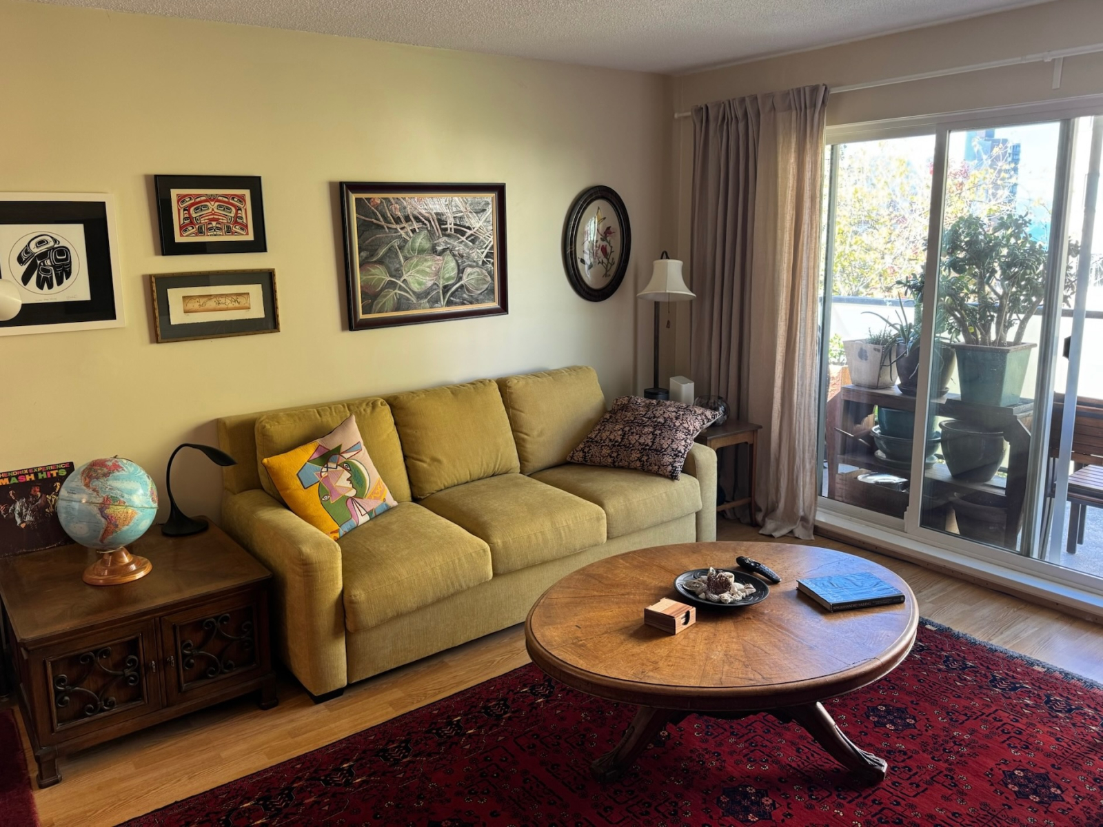 Sala de estar con cama plegable.