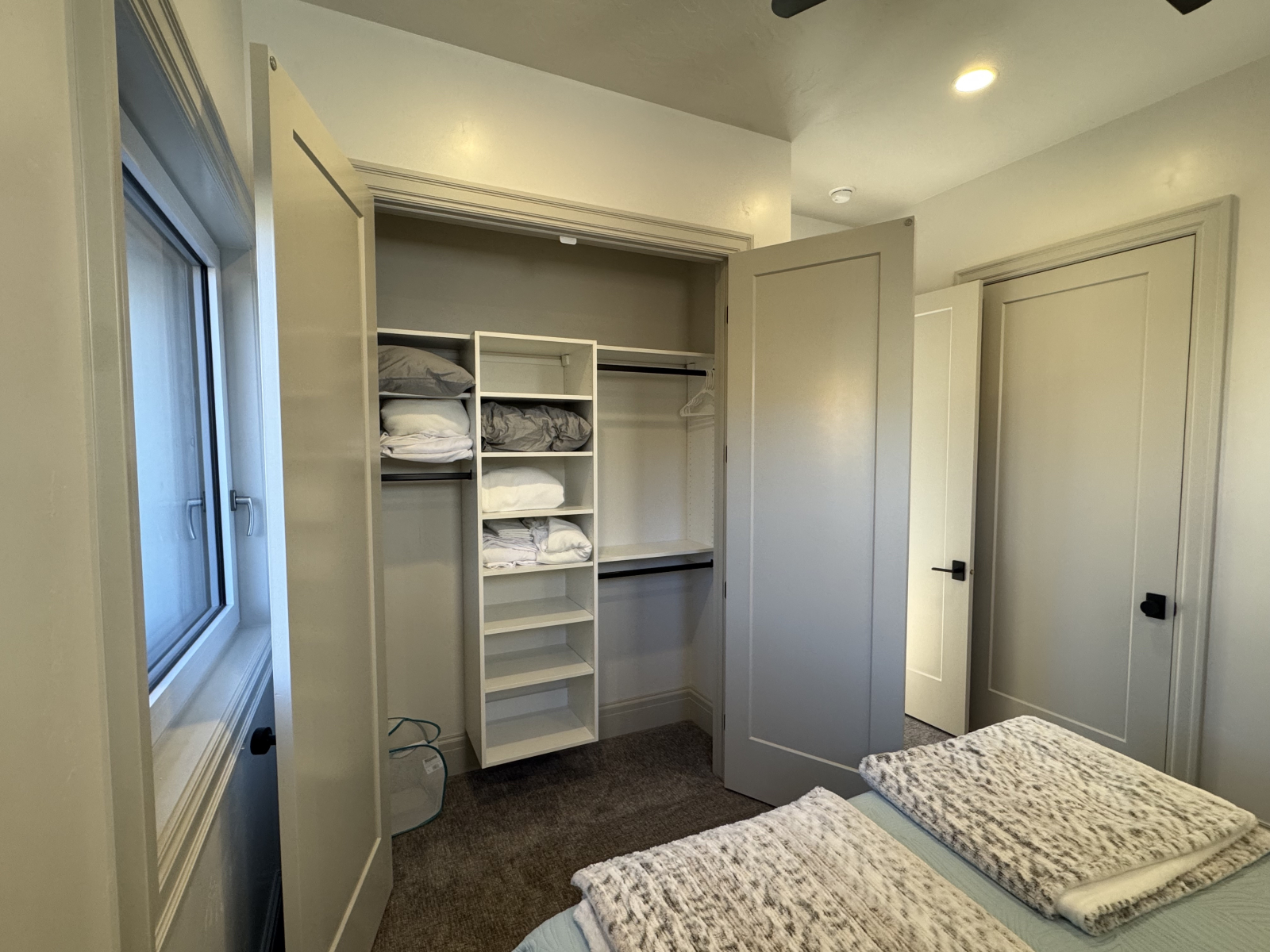 Placard de la chambre de gauche avec du linge et des oreillers en plus. (Les draps gris sont taille ...