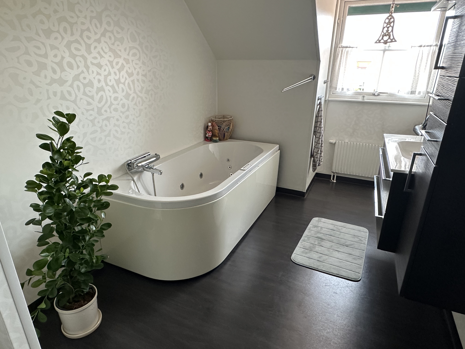 1. Badezimmer (das größere)