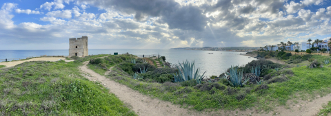 Met een rit van vijf minuten kom je bij de Spaanse kust "Paseo", een grotendeels geasfalteerd voetgangers-, fiets- en scooterpad langs de Alboranzee, waar je stranden, spectaculaire uitzichten, historische bezienswaardigheden en chiringuito's vindt.