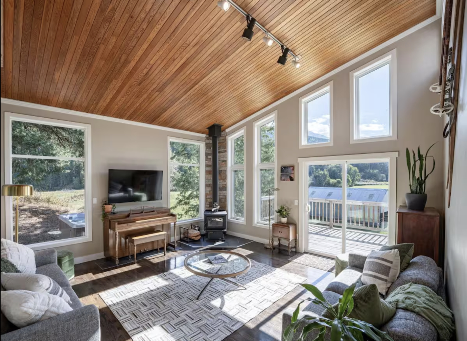 A beautiful space to relax, watch wildlife like bear and deer and cosy up by the fire!