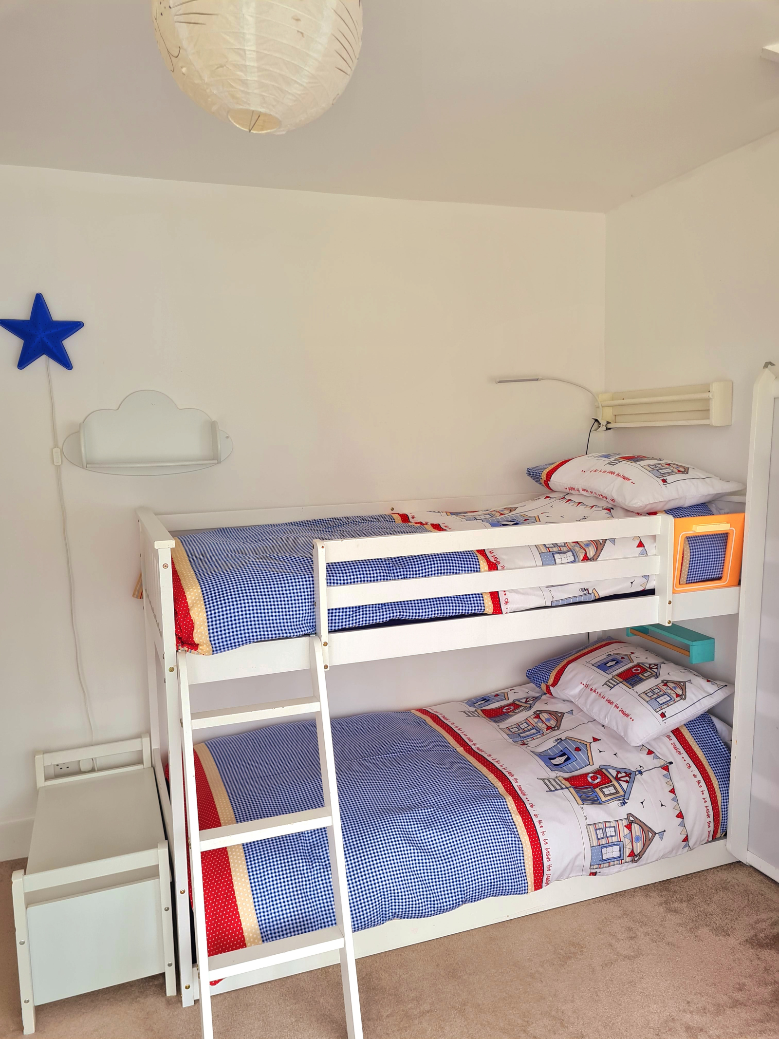 Deux lits simples superposés de taille grande.