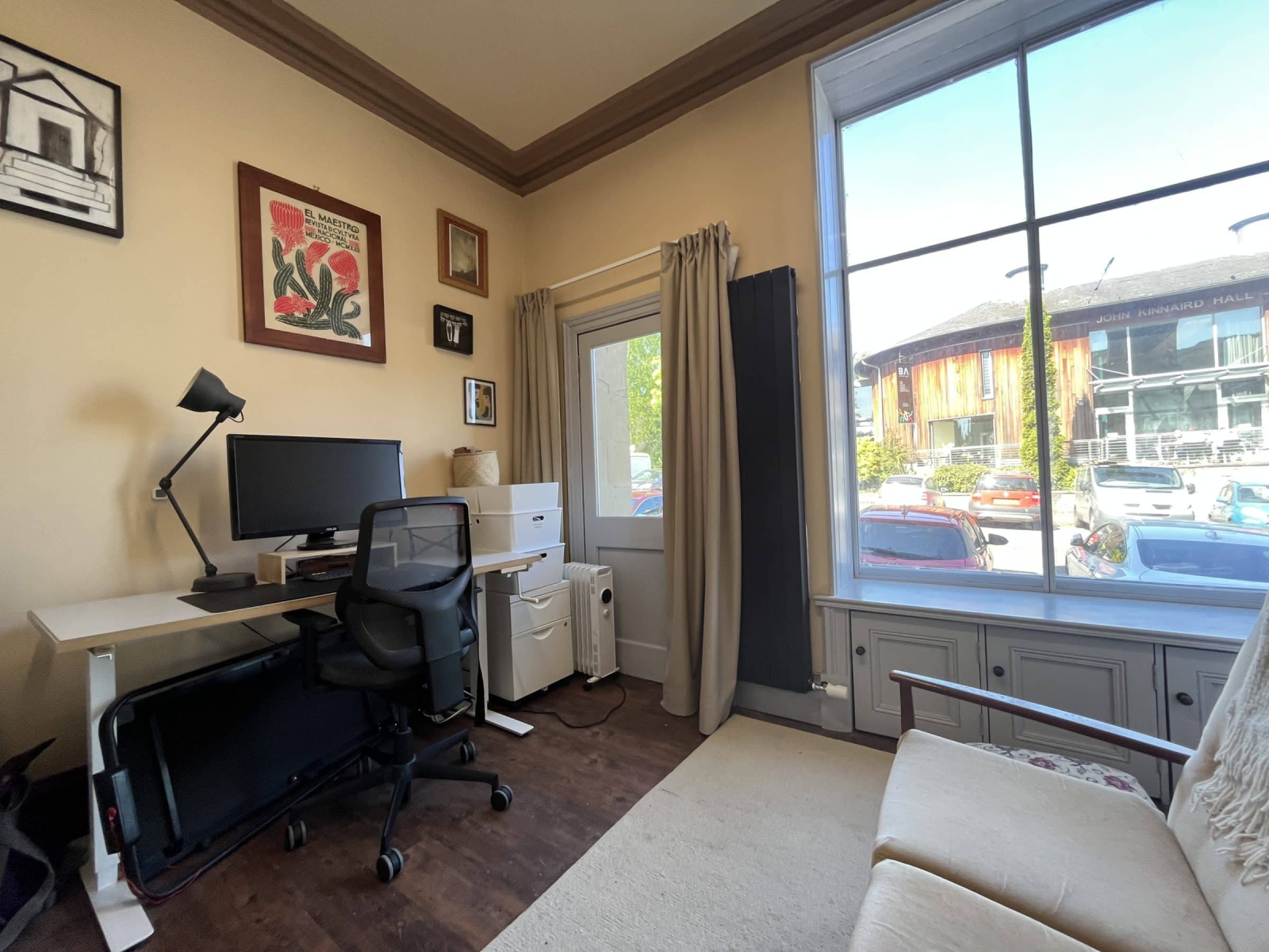 Espaçoso Home Office 2 com porta para o exterior