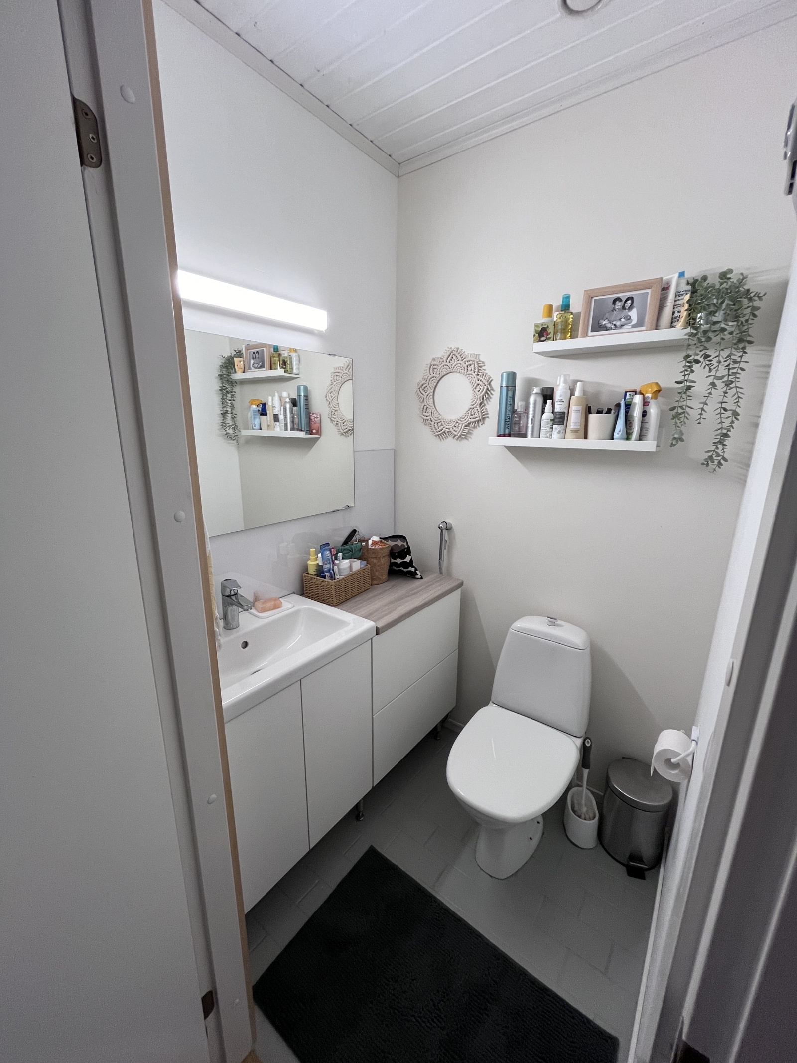 Una casa indipendente accanto alla natura e all'acqua, con ottimi collegamenti di trasporto."