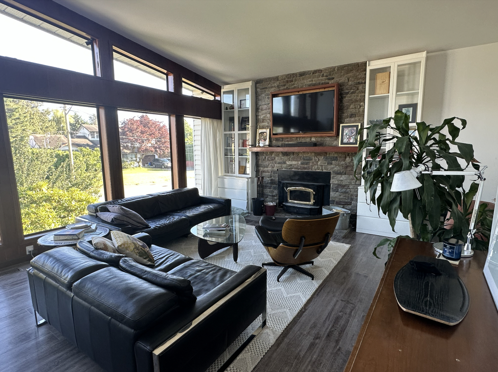 Soggiorno luminoso e accogliente con vista, camino a legna e TV con Netflix, perfetto per rilassarsi ...