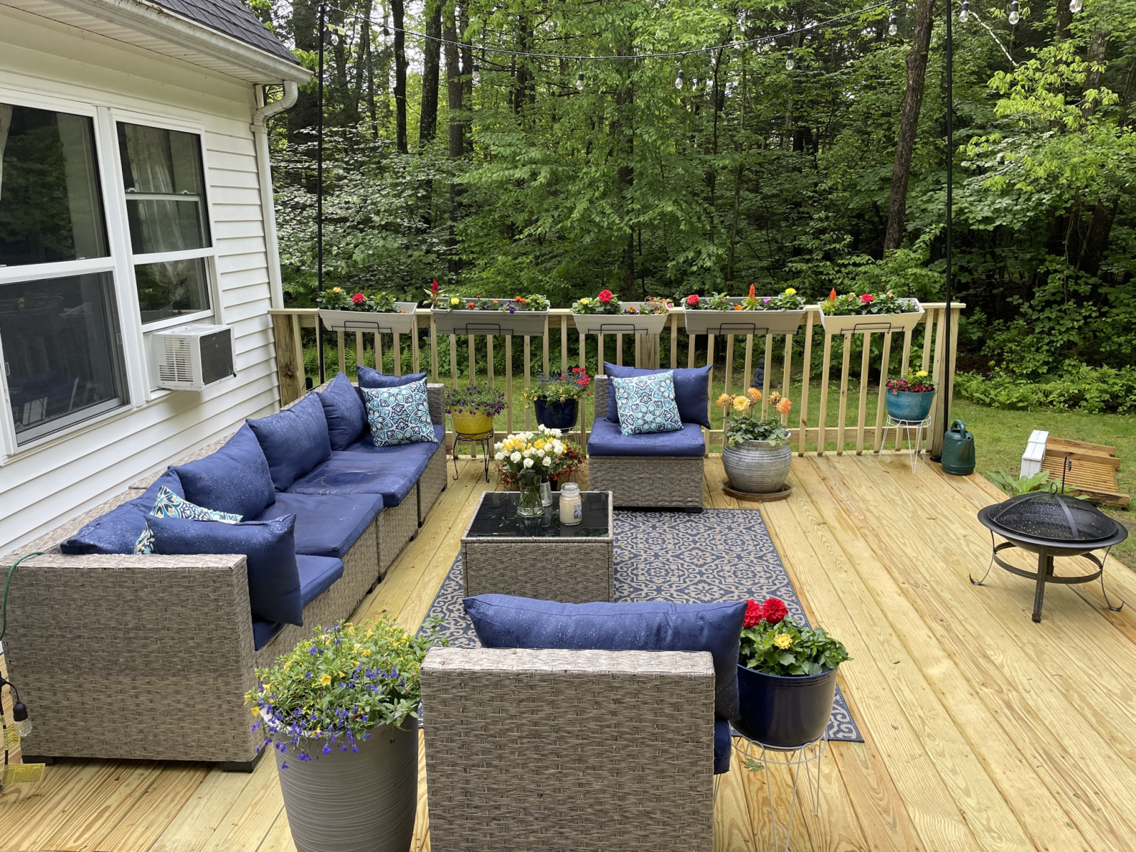 Tenemos una gran terraza tranquila de dos niveles con flores, árboles, pájaros, una zona de asientos ...