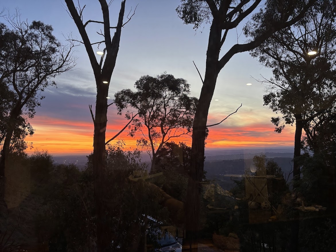 Thuis in de heuvels met uitzicht over de Yarra Valley en de skyline van het CBD, prachtige zonsondergangen en mini-geiten! <1 uur vanaf het stadscentrum