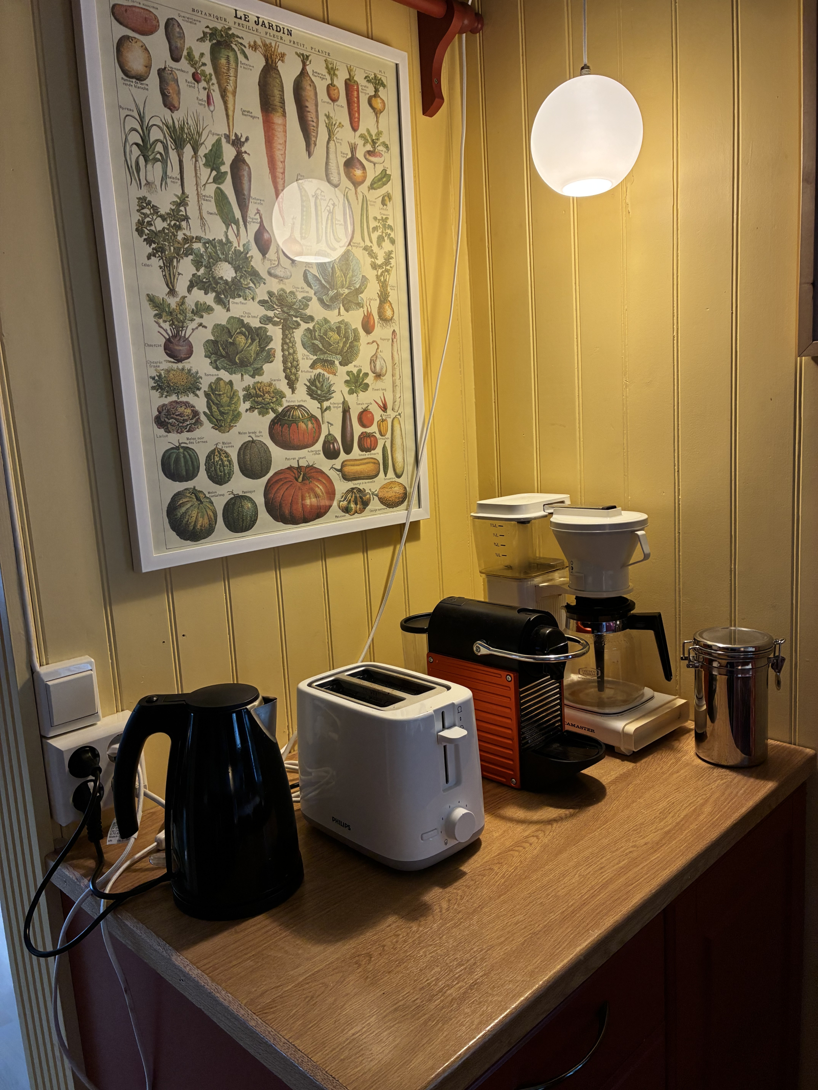 Cozinha - caldeira de água, torradeira, máquina de café Nespresso e cafeteira normal