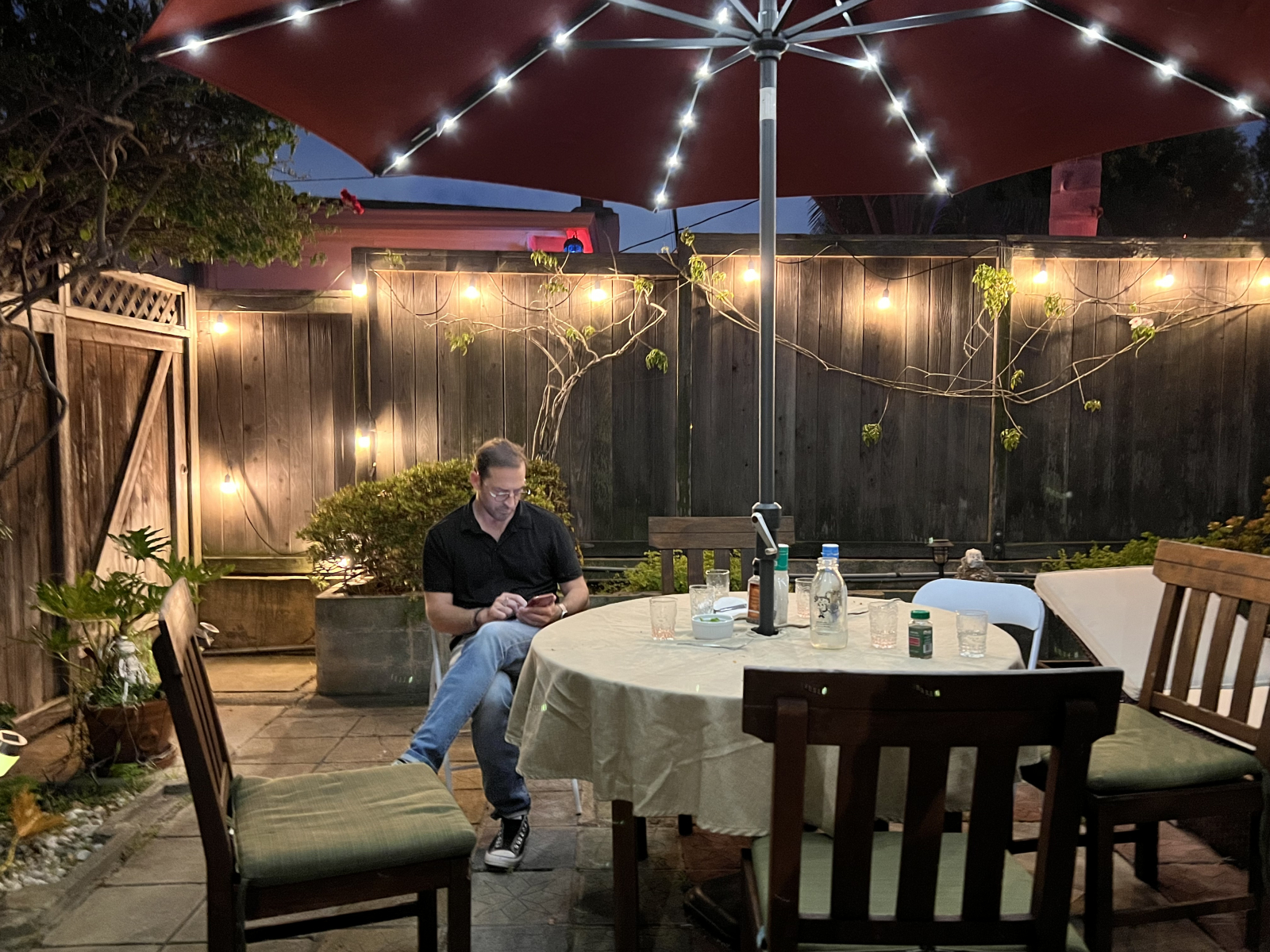 Nuestra casa en Los Ángeles - Patio trasero por la noche