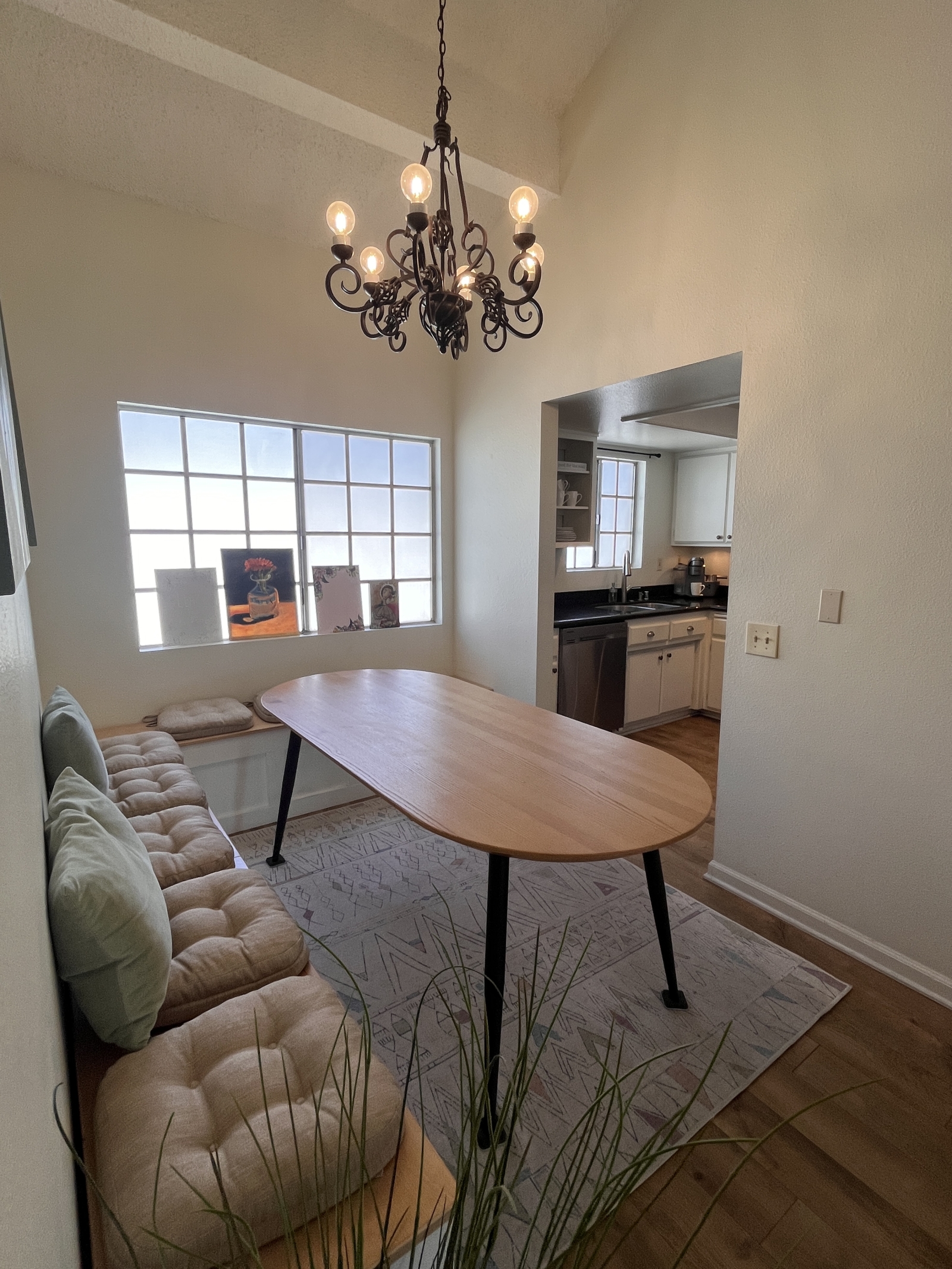 Gated 2bed/2ba Condo, Easy Access to Fwy & Metro Train
