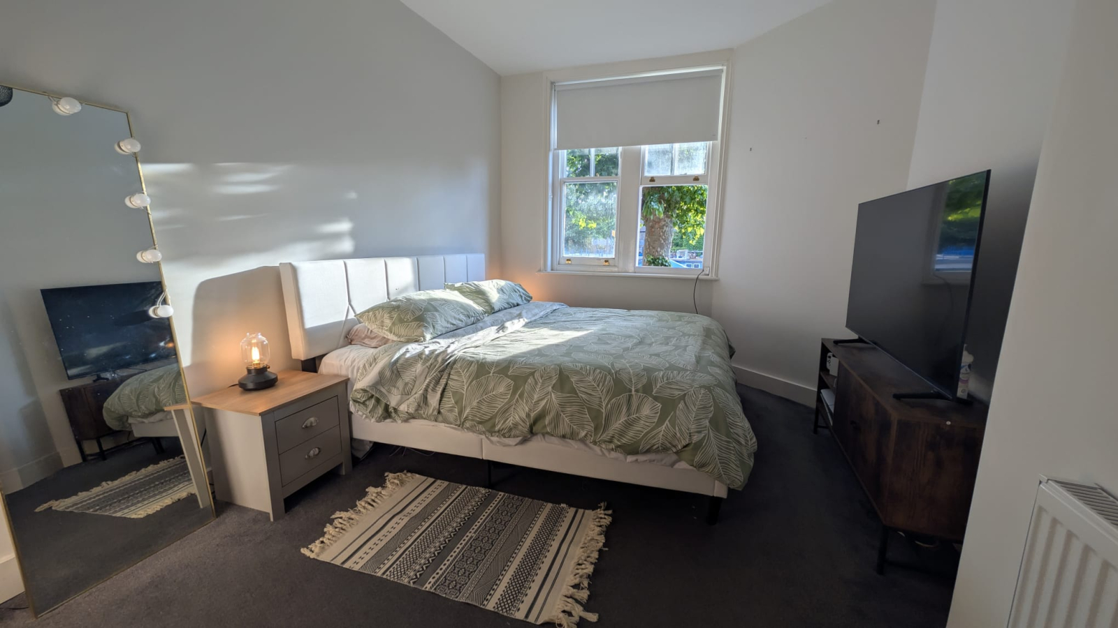 Cama super king size. TV de 55 polegadas