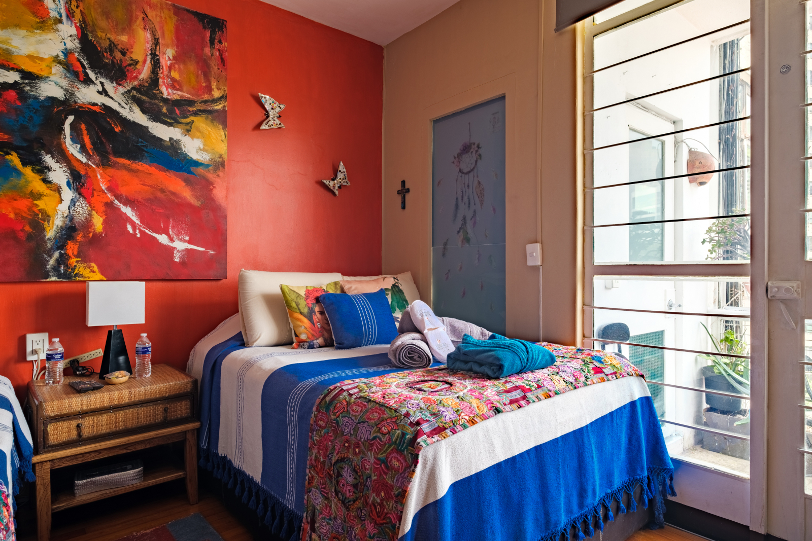 Family Room: Comfort with Mexican Essence and Shared Terrace

Enjoy the perfect combination of privacy, relaxation, and connection in our Family Room. Specially designed for groups of friends, families, or travelers seeking a wholesome, safe, and shared environment, this space offers all the comfort you need in the heart of Polanquito.
Equipped with two spacious and comfortable Queen Size beds, perfect for ensuring a restful sleep

🚿 Private bathroom Across the Hall:** For your total comfort and convenience, you have a private bathroom located right across from the room's entrance. Enjoy your own space with complete privacy, excellent lighting, and 24-hour hot water.