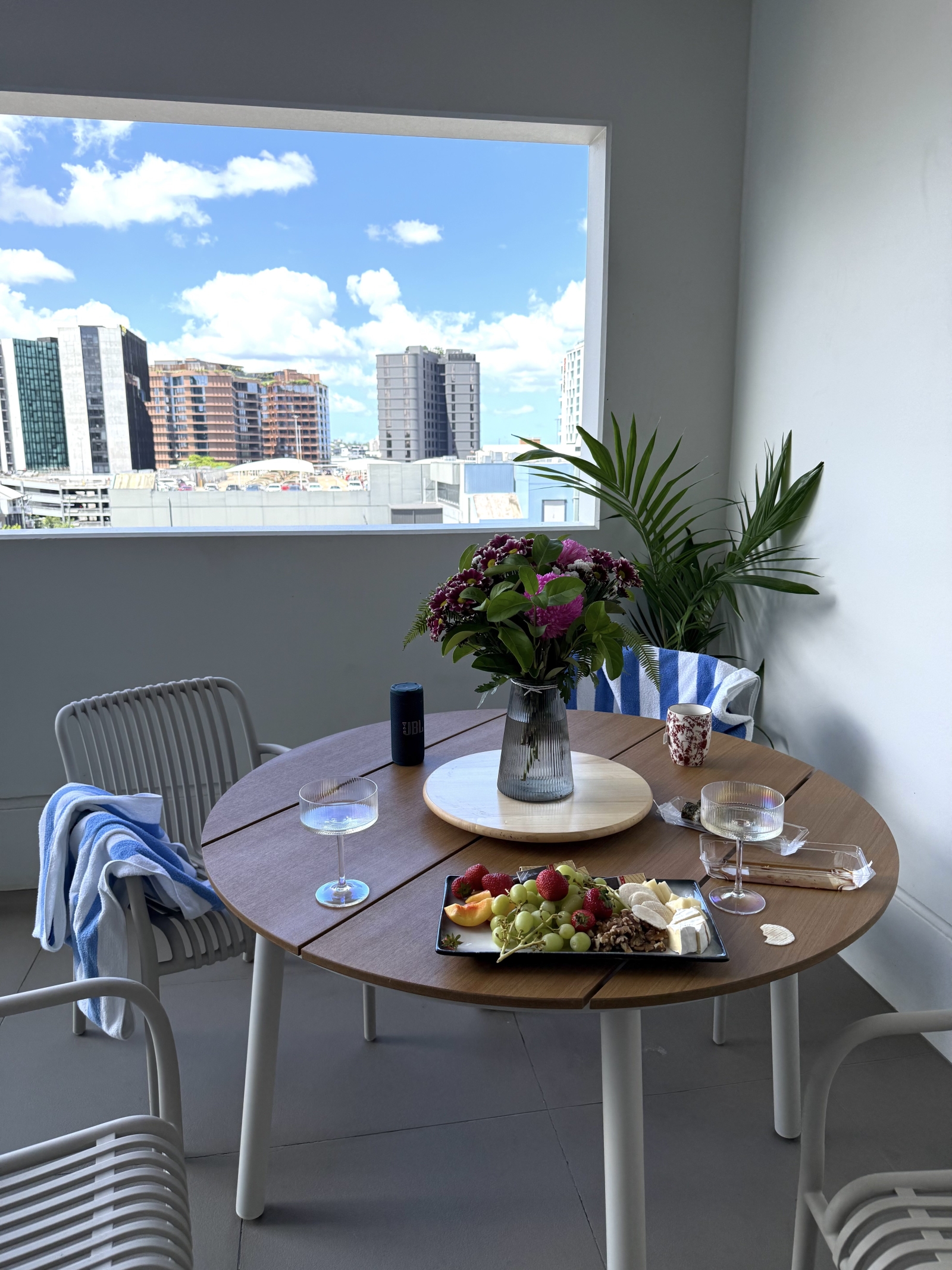 Clean modern apartment 10 min from CBD