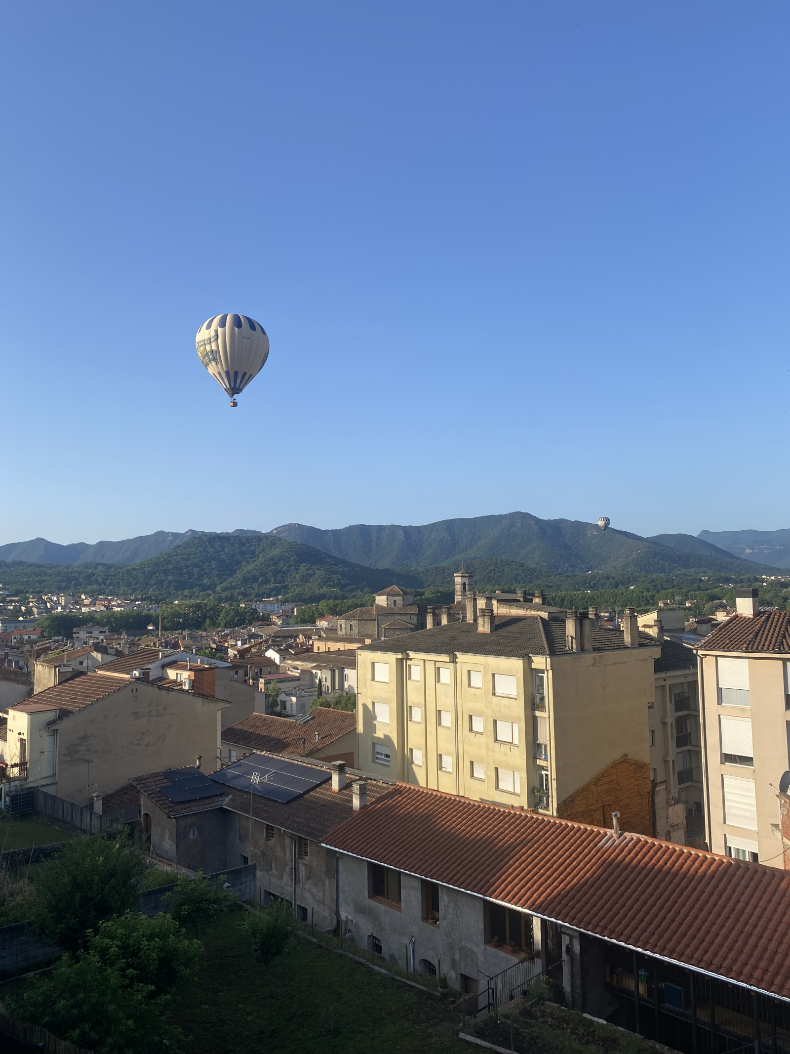 Cataluña, a medio camino del volcán, con una vista preciosa de Olot y sus colinas circundantes.