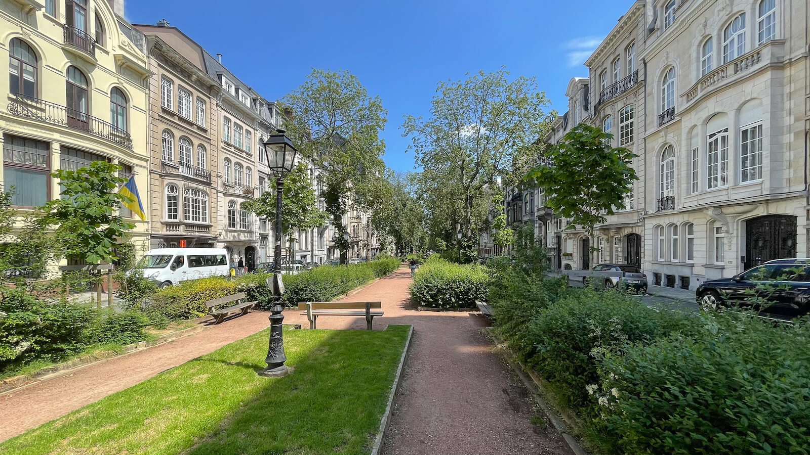🌿 La Place Brugman se encuentra a solo 2 minutos a pie y combina la elegancia frondosa con un ambie ...