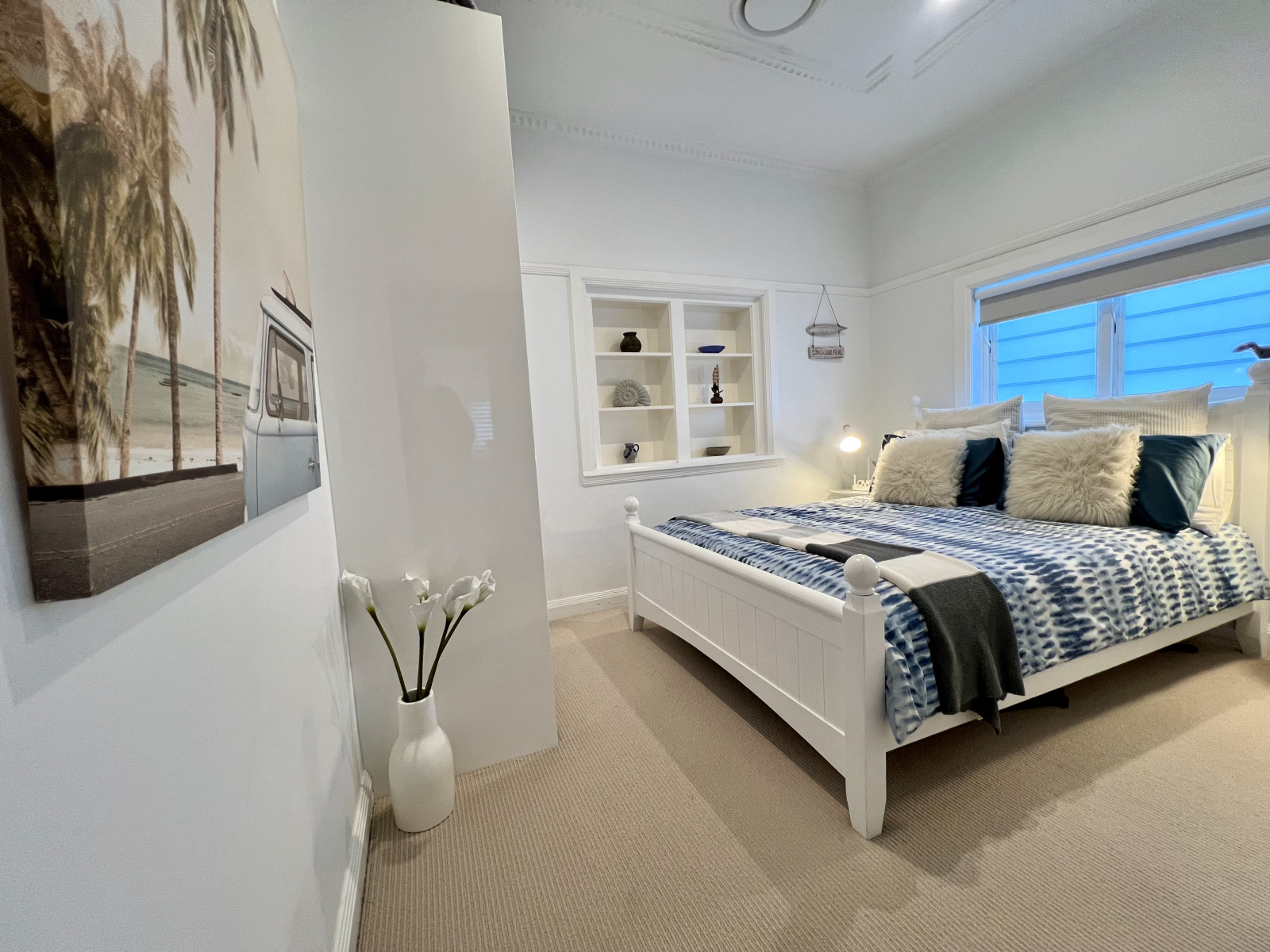 Quarto Queen 2 com guarda-roupa, cabides, ar condicionado, aquecimento, mesas de cabeceira, persiana