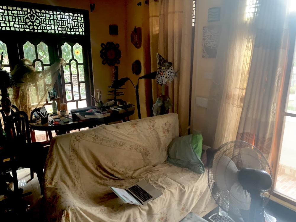 Sofá perto do meu escritório e da mesa de jantar.