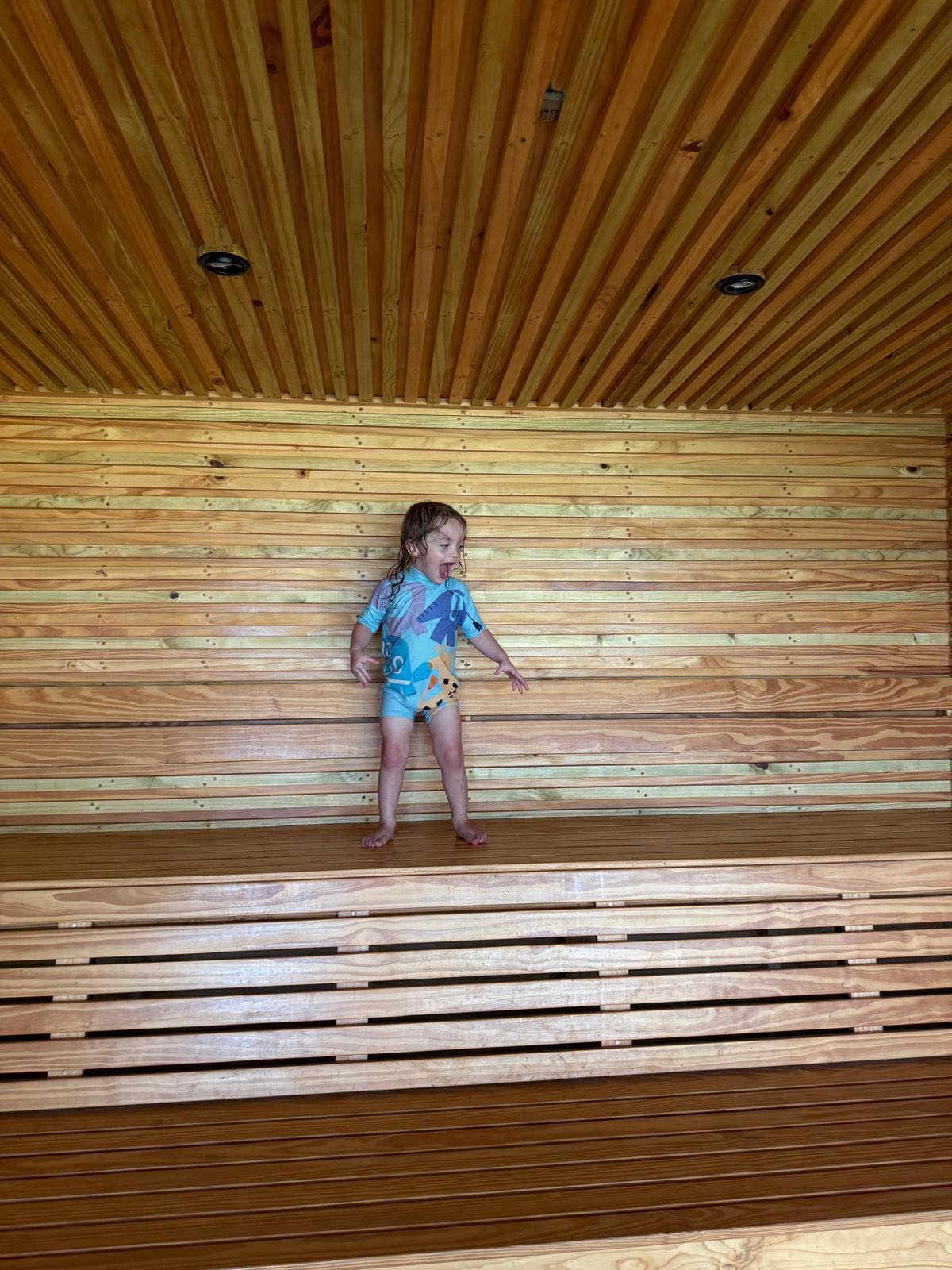 El lindo Leo se está divirtiendo☺️