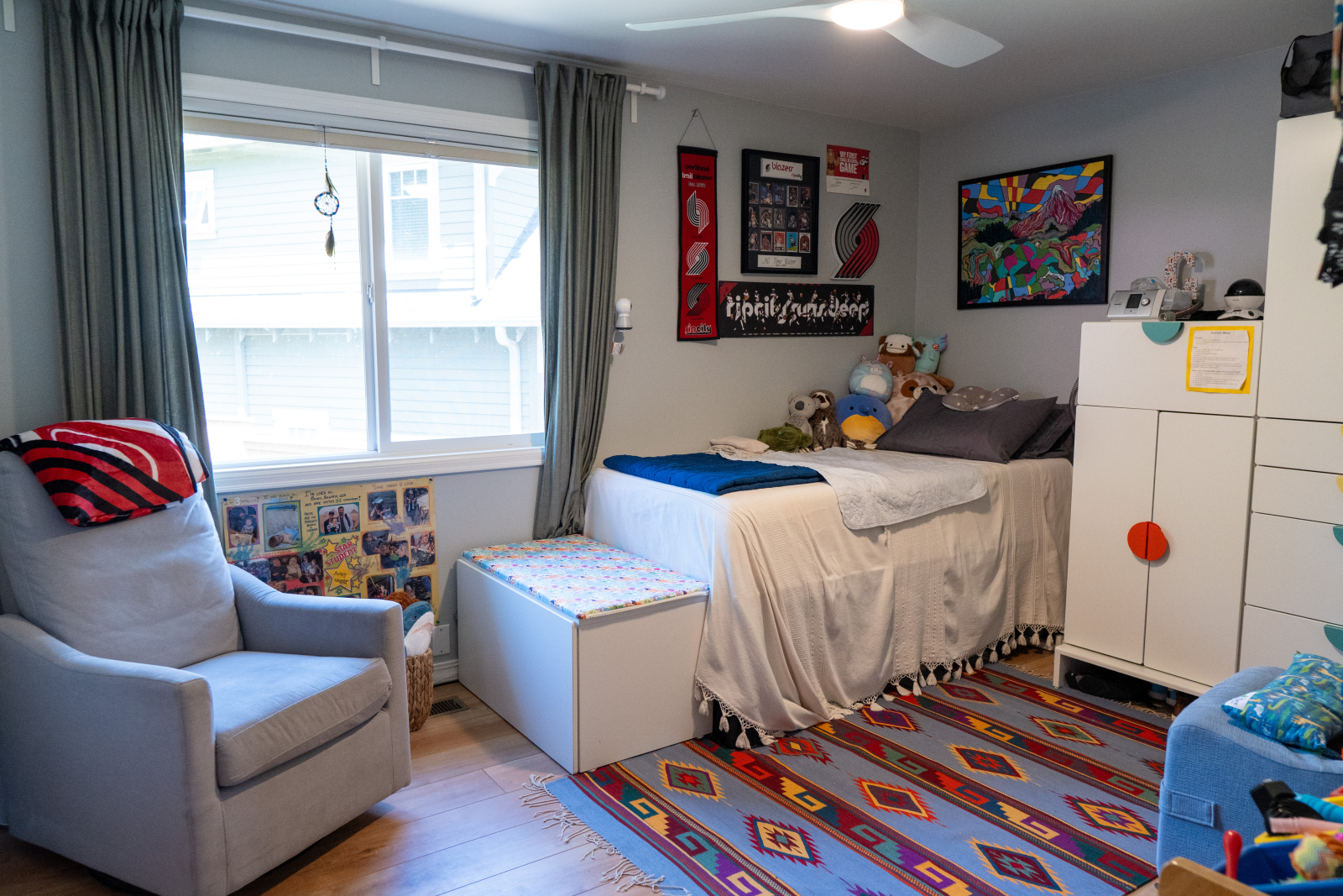 Kinderkamer van het kind. Eenpersoonsbed.