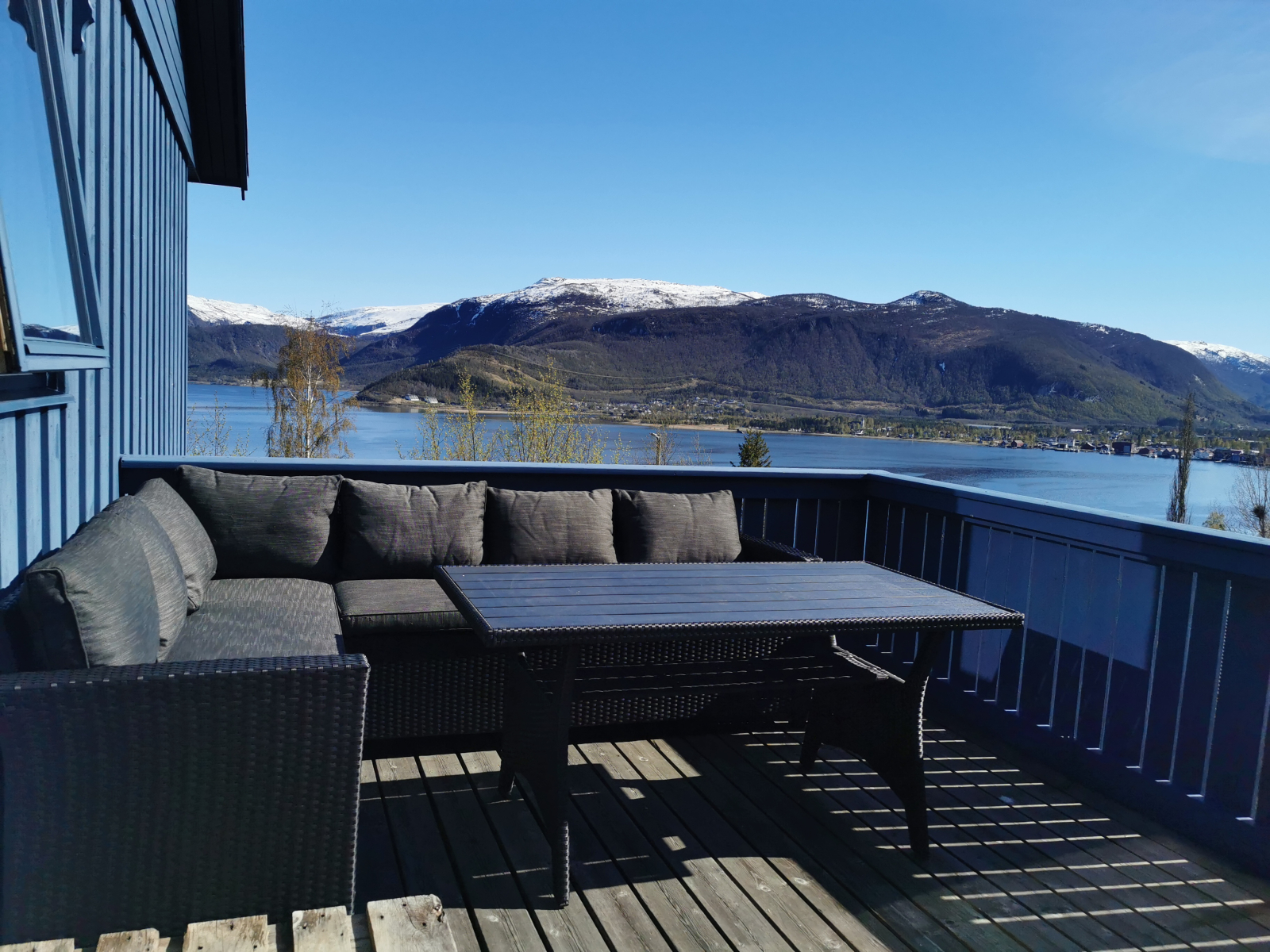 Casa vicino alla bellissima natura nel nord della Norvegia con un gattino coccolono