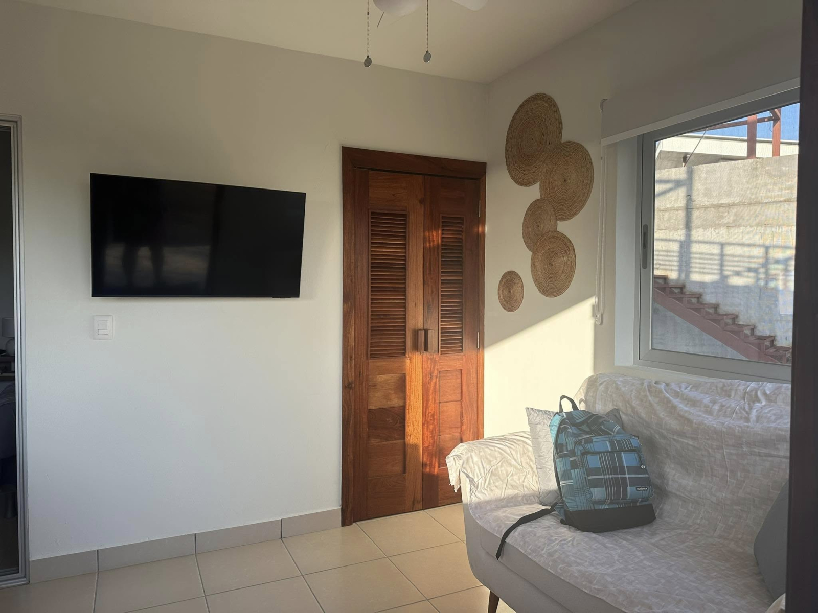 Sala principal, TV y sofá