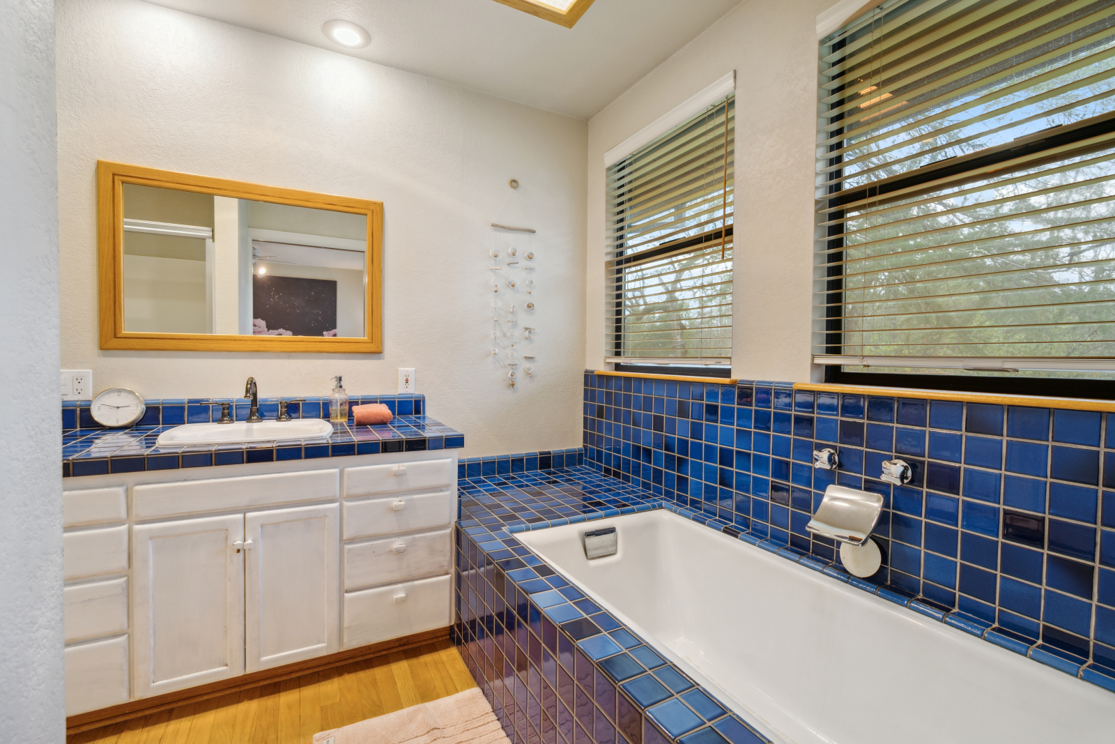 Bagno privato principale con vasca e doccia.